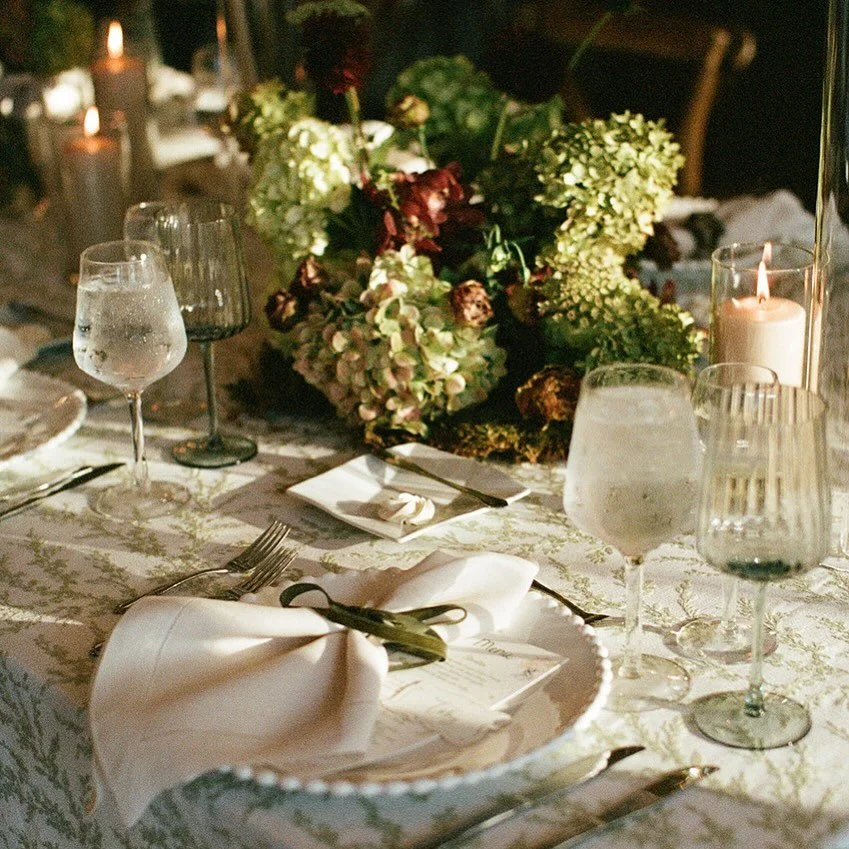 Autumn weddings hit different 🍂 Warm tones, cozy textures, and just the right amount of golden-hour glow.✨ And a bonus when the bride has perfect taste👌🏻👏🏻🍁🍁

📷: @juleskennedyphoto 

#weddings #fallwedding #autumnwedding #tablescape #falltabl