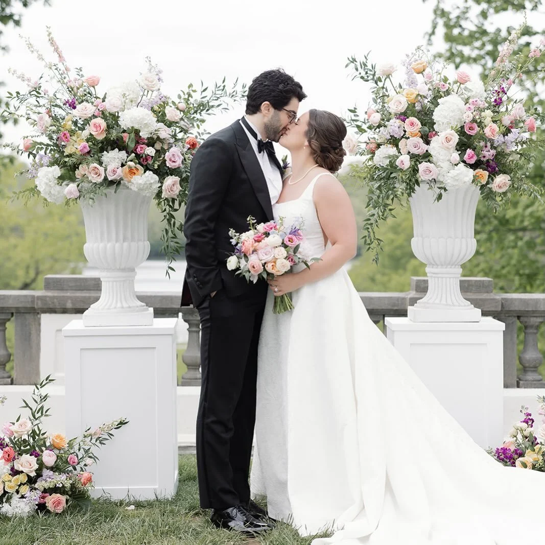 Katy and Chris had such a gorgeous day last month surrounded by their best people✨✨and all the prettiest details✨✨

📷: @rebeccashehornphoto