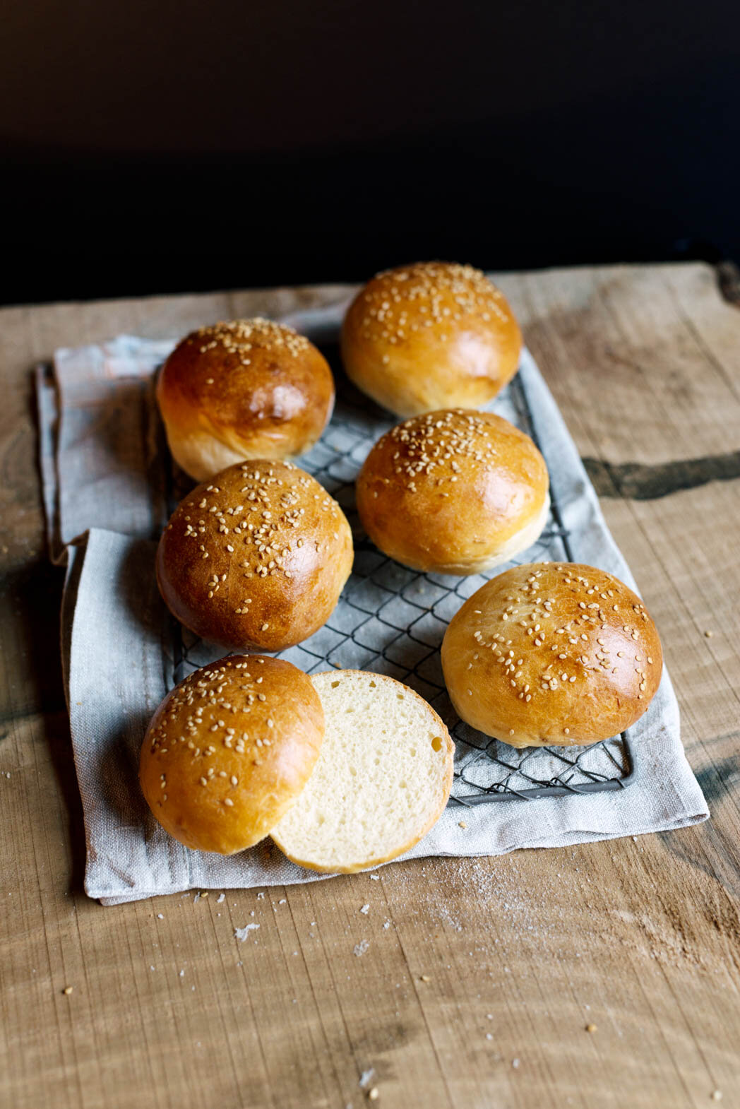 Burgerbuns auf Gitter und Küchentuch