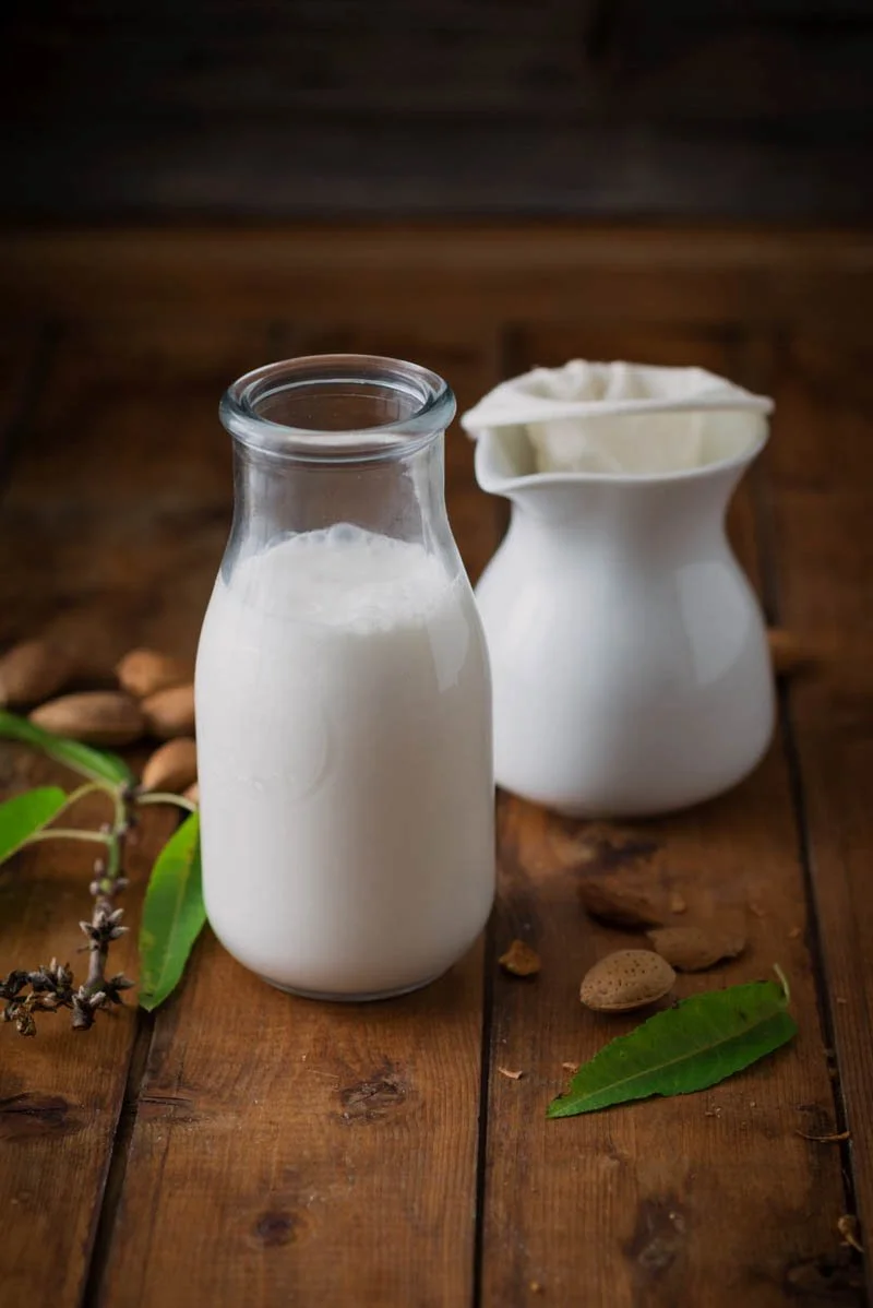 Mandelmilch frisch auf Holz - Foodstillife
