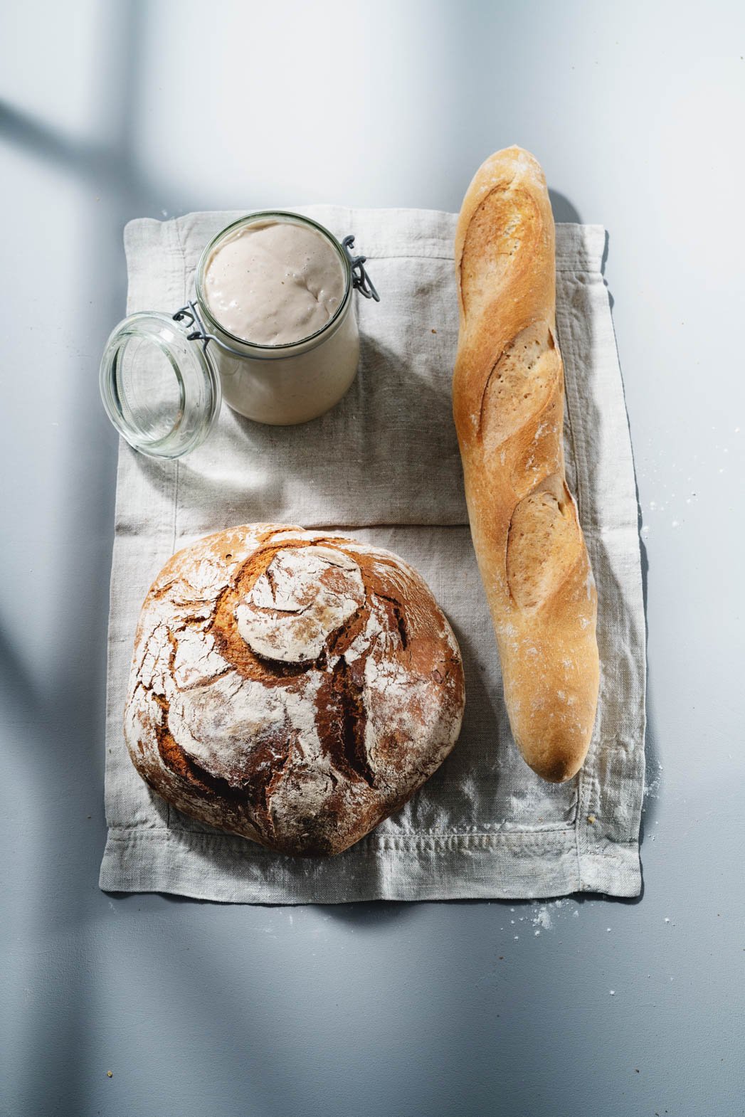 Brot und Baguette mit Sauerteig auf Leinen