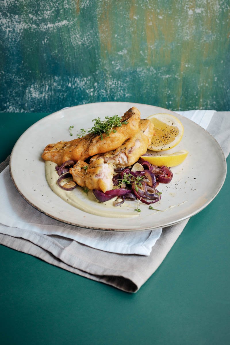 Fischfilet mit geschmorten Rotweinzwiebeln und Zitrone
