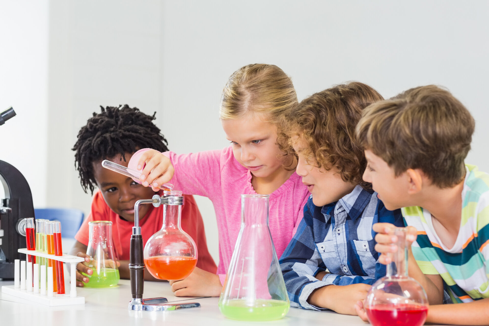 kids-doing-a-chemical-experiment-in-laboratory-7Z8LUTL_HD.jpg