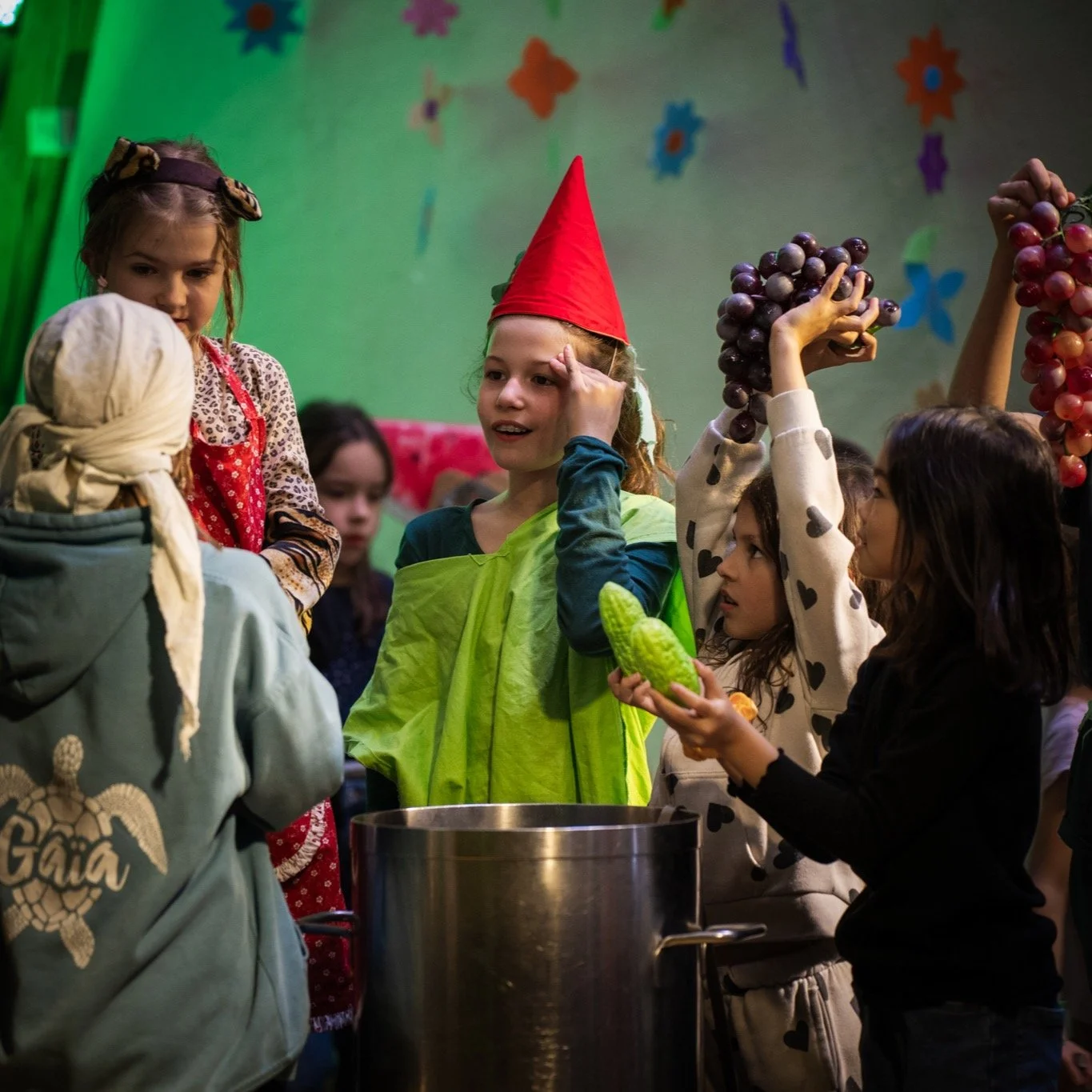 🎭✨ Peter Pan takes the stage! 

At SOT, the arts hold a special place in everything we do. And with our wonderful teachers, experts, and a castle attic with its own podium for a stage, the conditions for something truly magical are always there. 

M