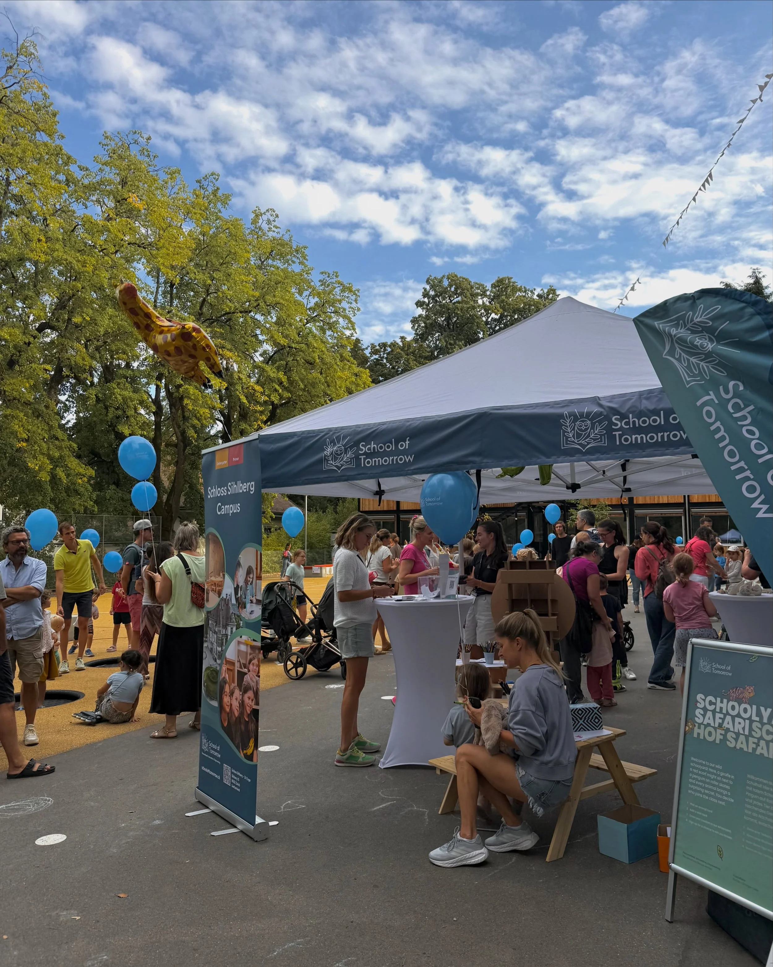 Spotted any blue balloons around Enge on Saturday? 👀 

School of Tomorrow joined the @quartierfest_enge for the first time this year. Between coloring animals, spins of the lucky wheel and more balloons than we could possibly count, we had the pleas
