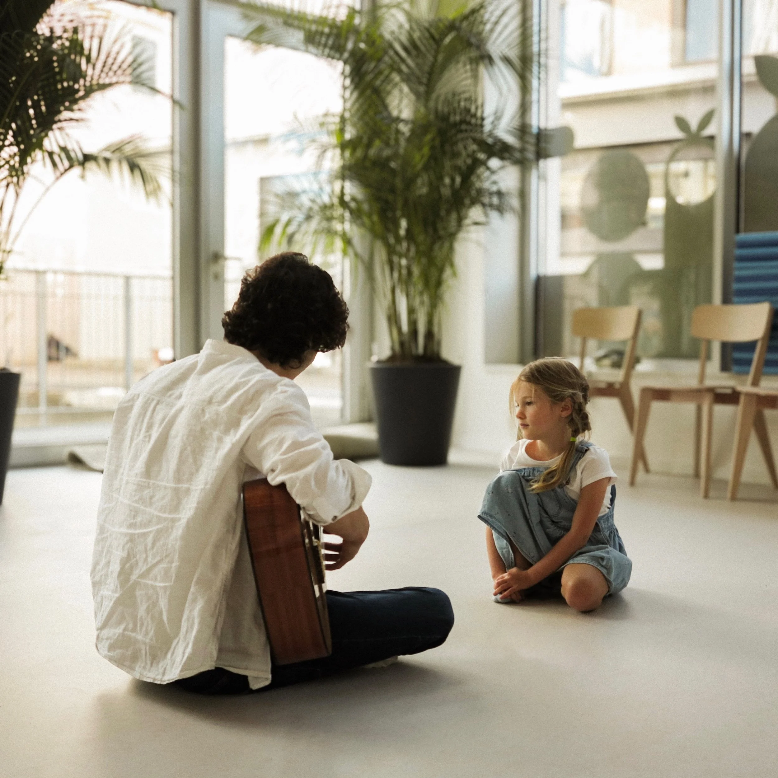 Safe to say, our teachers do quite a bit of detective work every day. 🕵️&zwj;♂️

One child lights up when they can try something with their own hands, while the one next to them would rather talk it through first. Those clues help our teachers work 