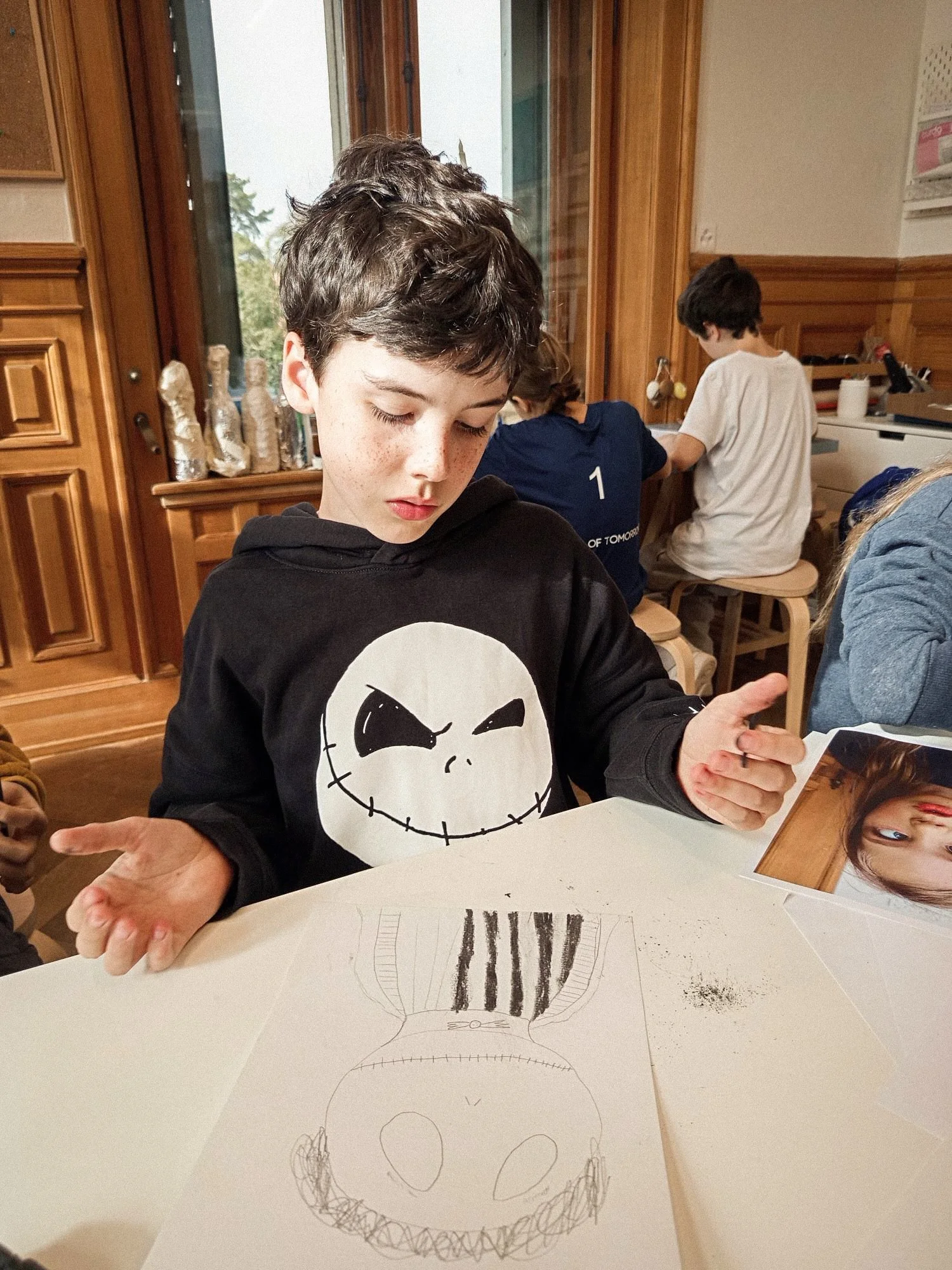 Schloss Sihlberg is slowly transforming into a spooky crafts factory 🎃 Our primary kids are letting their creativity run wild by bringing their own Frankensteins, Salem cats and pumpkin lanterns to life. Meanwhile, a fancy cast of paper skeletons is