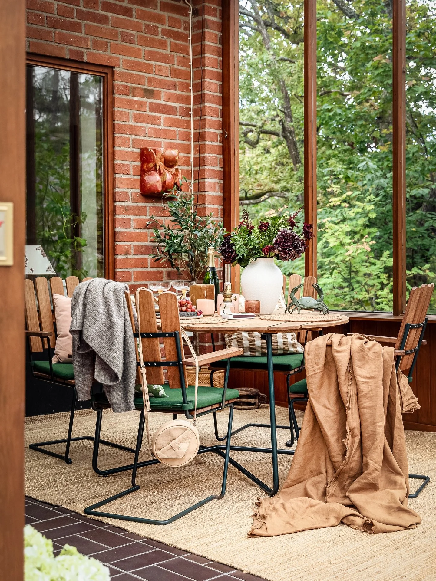 Det h&auml;r &auml;r huset!! 
Huset som jag verkligen, verkligen gillar ✨
Ni som f&ouml;ljt min stories h&auml;r s&aring;g att jag i fredags fotograferade h&auml;r och att altanen har en stor skjutbar v&auml;gg i tr&auml; och glas som g&ouml;r verand