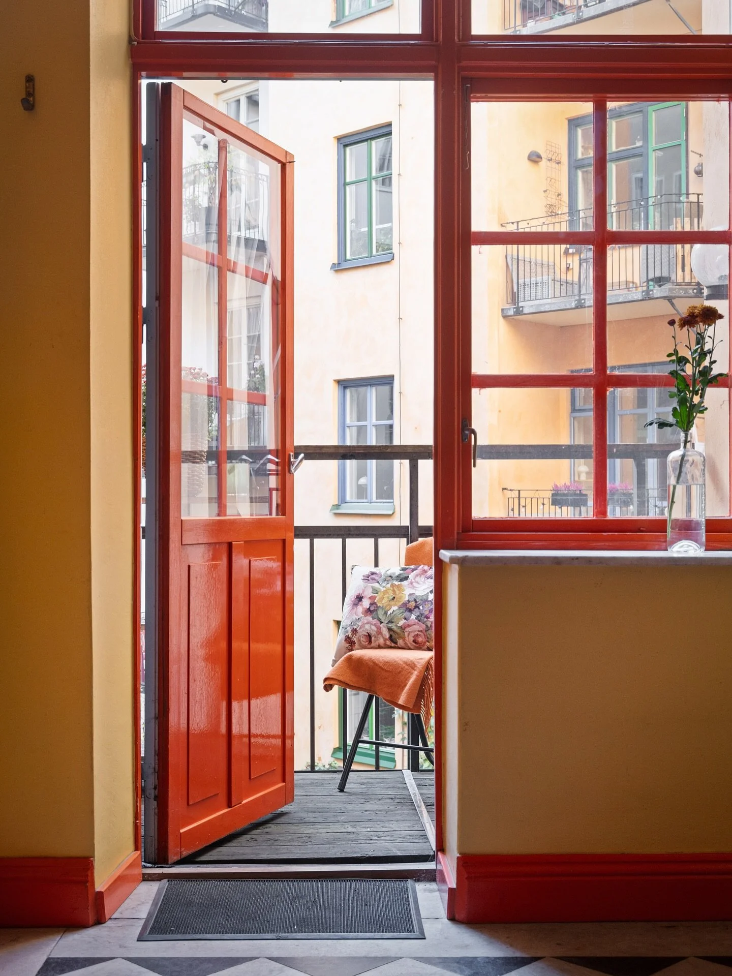 Vi kallar det &rdquo;Karlsson p&aring; taket-huset&rdquo;
Och det &auml;r nog p&aring; grund av tokiga inslag som placerade sm&aring; speglar i trapphuset, olika f&auml;rger p&aring; f&ouml;nsterfoder och lagom knasiga f&auml;rgkombinationer.
Detta &