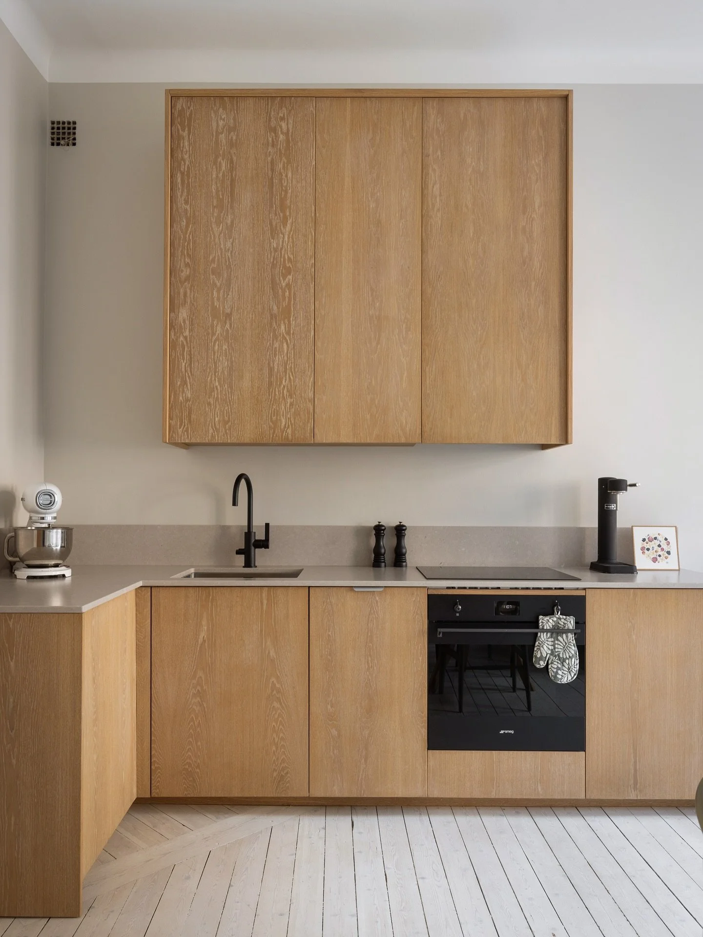 H&auml;r p&aring; H&ouml;gbergsgatan har jag varit m&aring;nga g&aring;nger, och hos denna kund blev det tv&aring; v&auml;ndor. F&ouml;rst f&ouml;r att fotografera balkong och utsikt, och nu i veckan resterande ytor. Modernt m&ouml;ter sekelskifte, e