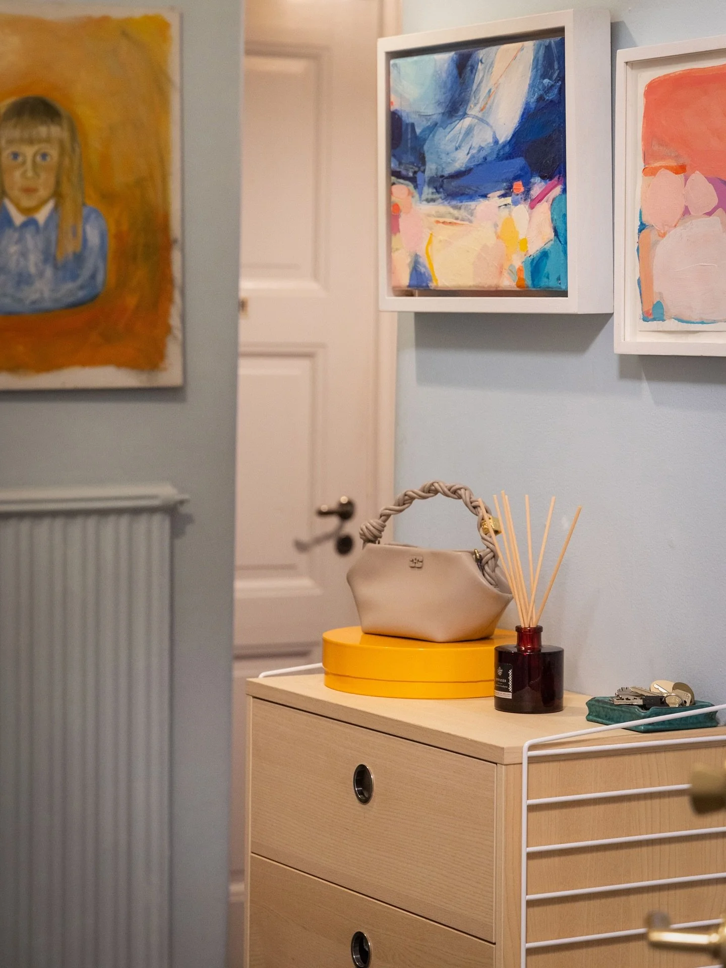 Det finns s&aring; mycket att ber&auml;tta om dessa bilder ✨
Pl&aring;tar p&aring; Erstagatan och s&auml;ljaren har st&auml;llt ut lite grejer i trapphuset, det &auml;r ibland s&aring; jag snabbast lokaliserar vart jag ska fotografera. D&auml;r det &