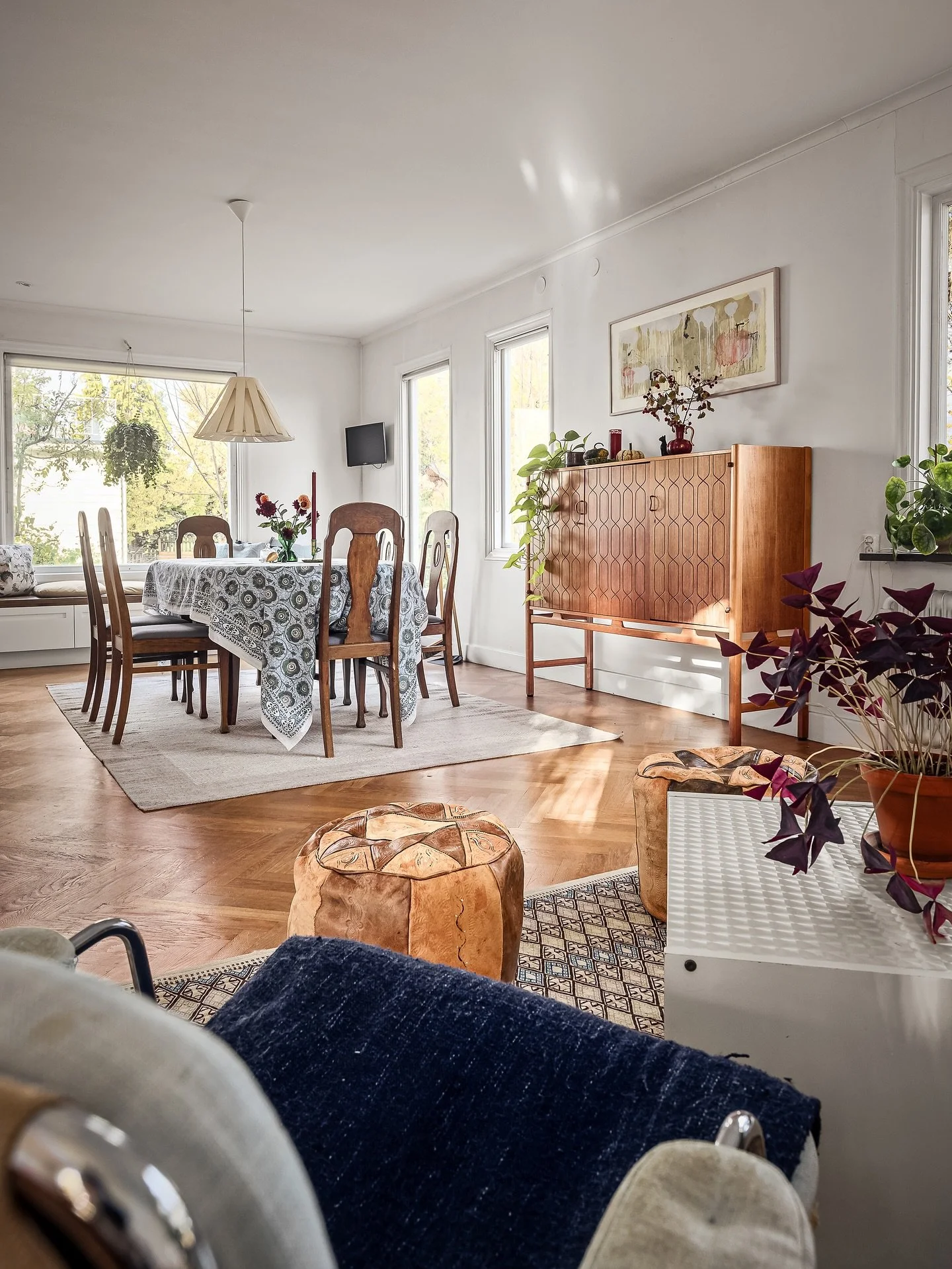 Odelbergsv&auml;gen ✨
F&ouml;rst pl&aring;tade jag utv&auml;ndigt h&auml;r, innan dahliorna vissnade. Och nu har jag f&aring;tt rikta kameran mot husets insida. 
S&auml;ljaren ber om hj&auml;lp med de sista r&aring;den och stylingen och jag ger av mi