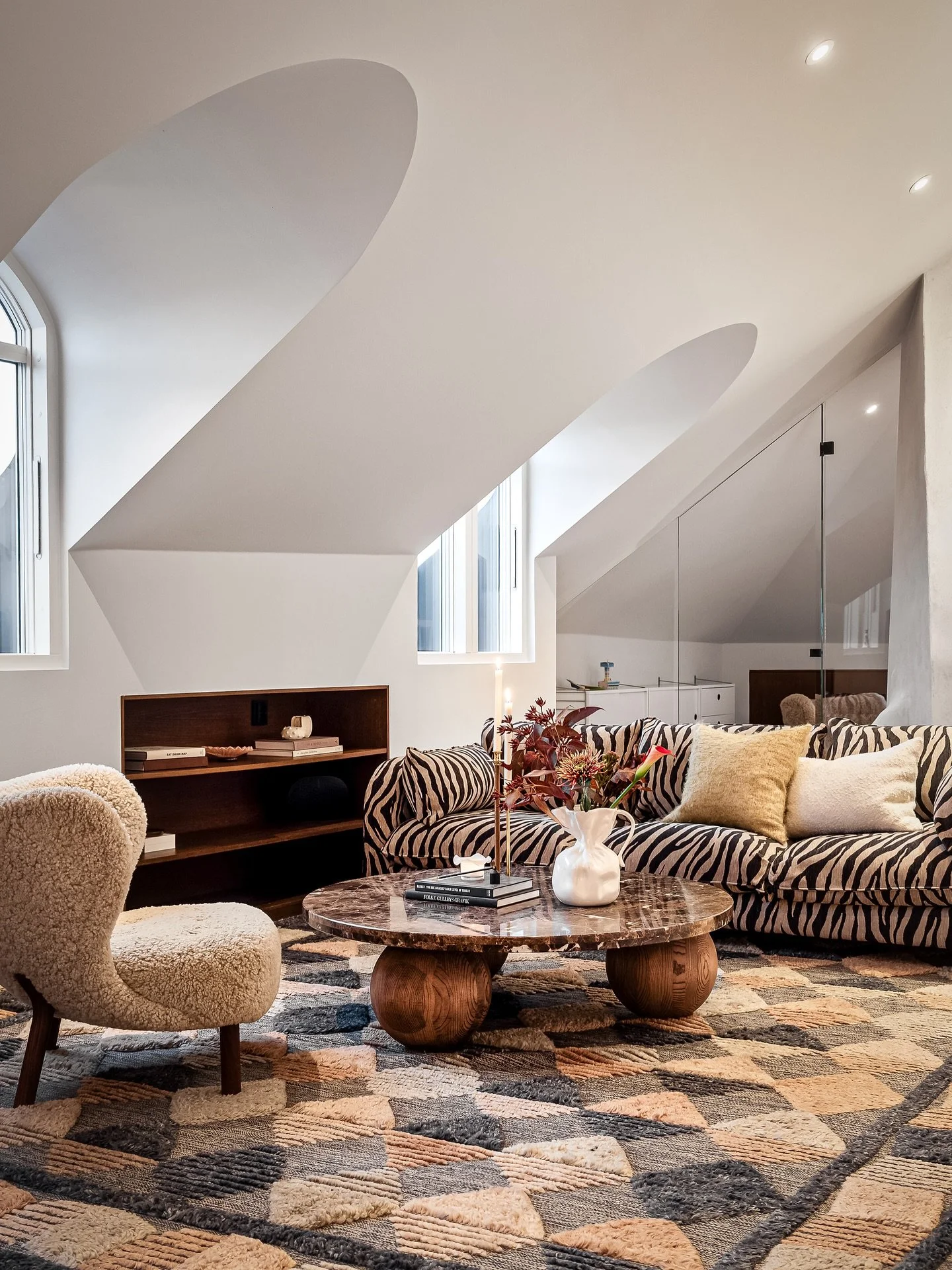 Katarina Bangata! H&ouml;gst upp! 
Taket l&aring;ngt fr&aring;n golvet och jag f&aring;r t&auml;nka lite annorlunda &auml;n jag g&ouml;r i en etta n&auml;r jag fotograferar. Men f&ouml;rutom det &auml;r detta ett hem som jag &auml;r s&aring; van vid 