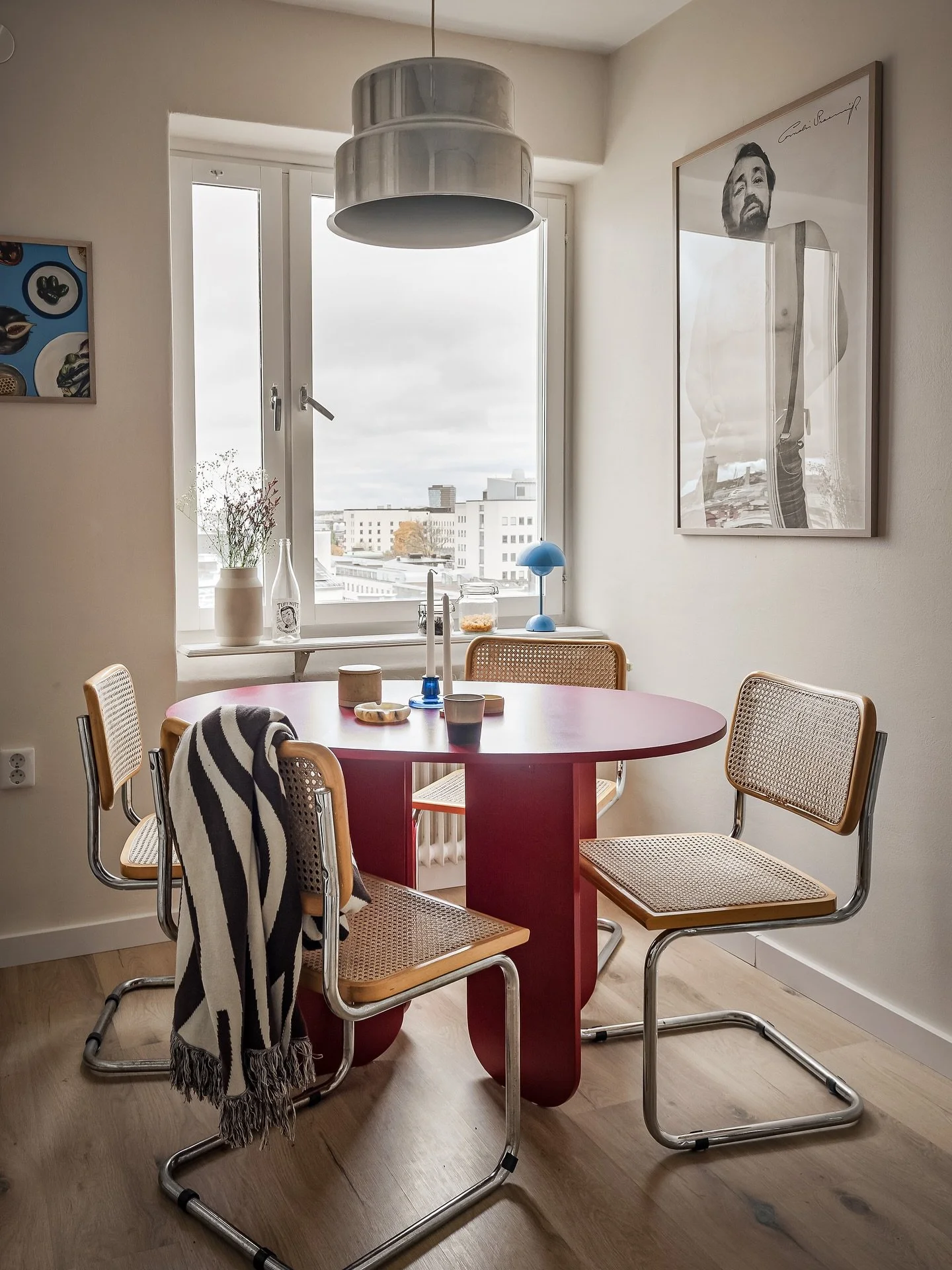 Marmorgatan ❤️🩷💜
Ett fint hem i lite Bauhaus-stil. Gillar n&auml;r det mjuka m&ouml;ter det h&aring;rda och n&auml;r kontraster skapar n&aring;got fint att titta p&aring;. Ljust m&ouml;ter m&ouml;rkt, stramt m&ouml;ter kurvor och st&aring;l m&ouml;