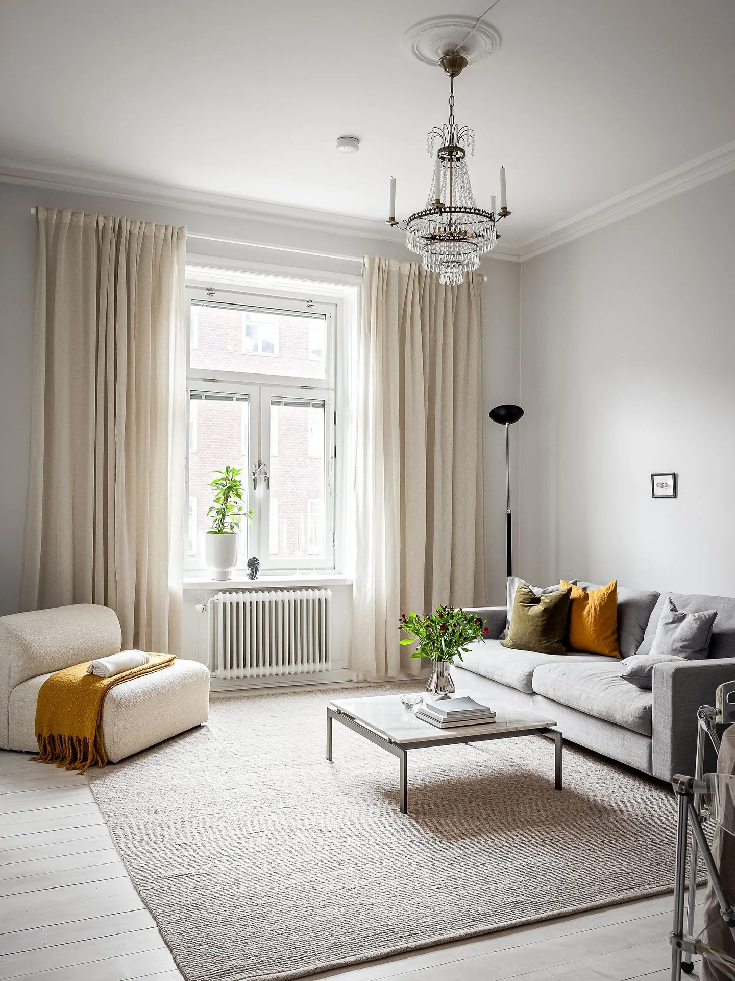 Lugn och ro p&aring; Folkungagatan ✨🤍
M&ouml;ter stylisten i porten och vi har inte setts p&aring; l&auml;nge, finns mycket att prata om och det blir ett mysigt m&ouml;te. Jag f&aring;r nyckeln och f&aring;r jobb p&aring; i min takt och ha fullt fok