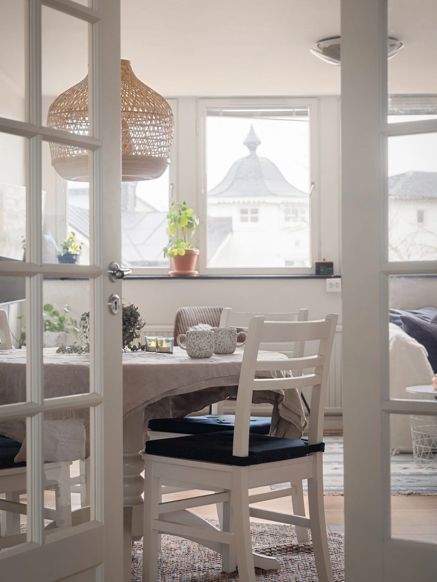 Vyn ut genom f&ouml;nstren f&ouml;rst&auml;rker helhetsintrycket i denna bostad. Kolla taken som man ser genom f&ouml;nstren! S&aring; fina, v&auml;lvda och knoppiga! ✨😀
Jag pl&aring;tar i Vaxholm och f&aring;ngar en l&auml;genhet, mitt i centrum, h