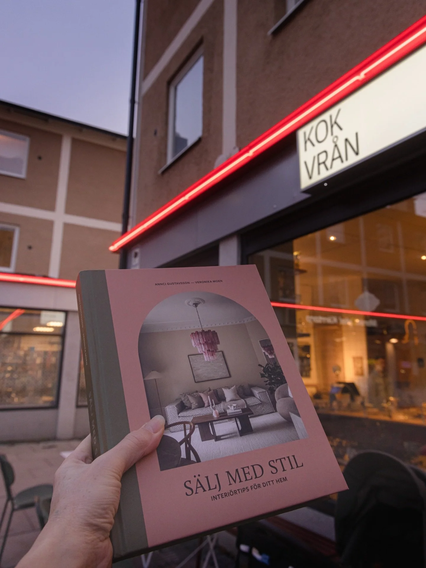 V&auml;lkomna till KOKVR&Aring;N och en kv&auml;ll med stil 💖
3/12 kl 17:30 Kokvr&aring;n K&auml;rrtorp

P&aring; Kokvr&aring;n den 3/12 f&aring;r ni ett event med boksamtal och till det serveras vin med matigt tilltugg.

Detta &auml;r ett event d&a