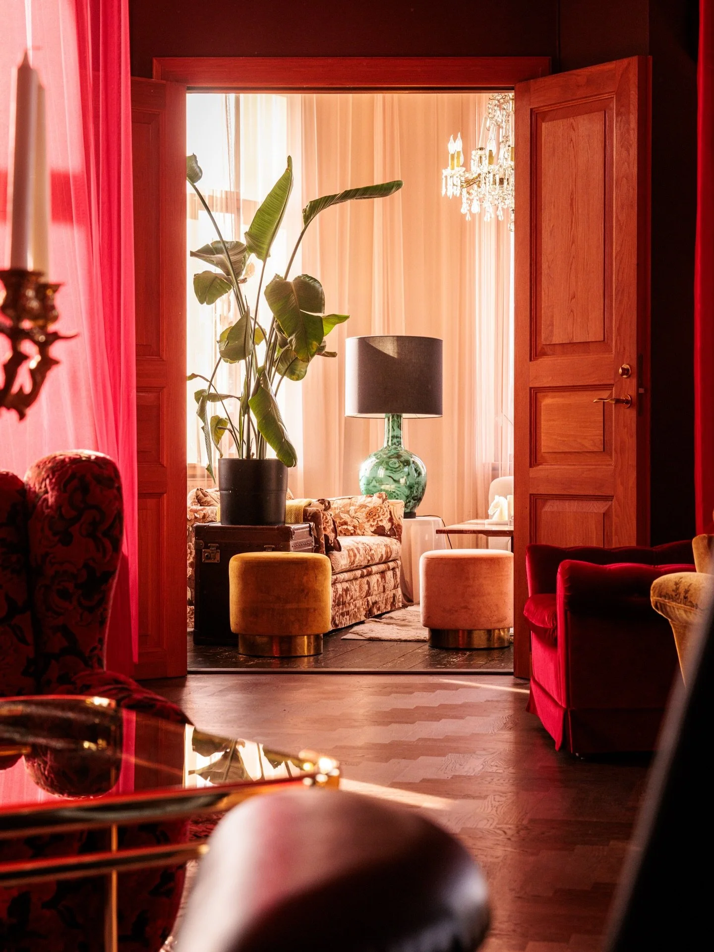 ❤️🩷💜 Rum f&ouml;r samtal. Detta &auml;r inget tr&aring;kigt konferensrum. N&auml;, n&auml;r fotografer samlas ska det g&ouml;ras med stil 🤩🤩✨👏🏼
F&ouml;r en vecka sedan kom jag hem fr&aring;n en fototr&auml;ff med Norska kollegor, bostadsfotogra