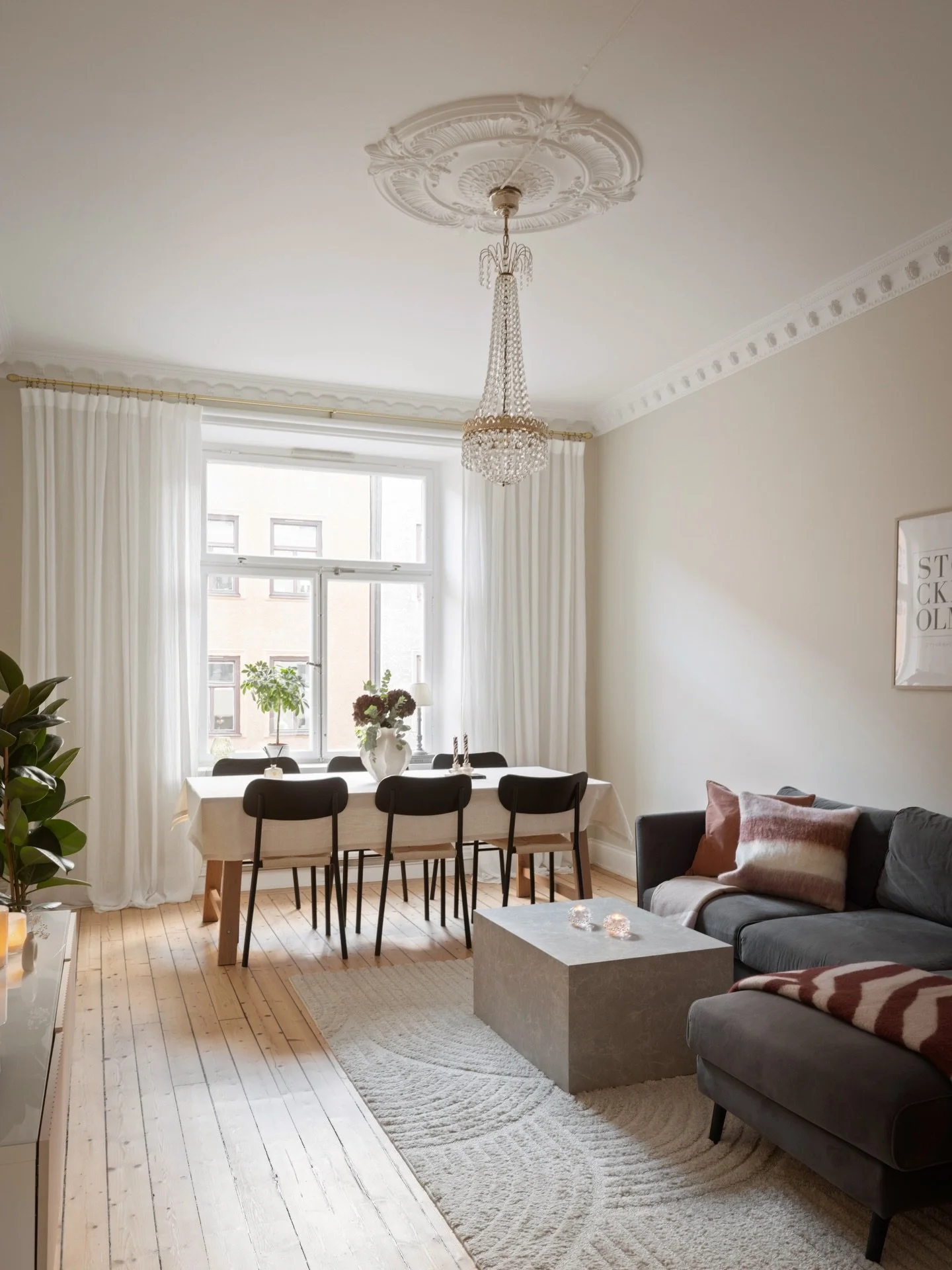 Inga tomtar p&aring; Tomtebogatan 🤩✨
Fr&aring;n fotograferingen d&auml;r h&auml;romdagen. Det &auml;r h&ouml;gt till tak, m&aring;nga material att f&aring;nga och f&aring; till alla vinkla i f&ouml;rst&aring;ende helhet f&ouml;r den som tittar.
Och 