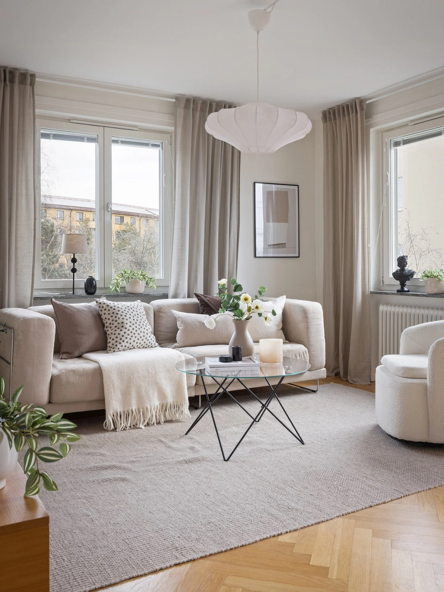 Jag har nyckel och f&aring;r en stylad bostad att fotografera inf&ouml;r f&ouml;rs&auml;ljning. Det &auml;r stora rum, rej&auml;la ytor och den ligger h&ouml;gt &ouml;ver de l&aring;ga trev&aring;ningshusen runt i kvarteret.
F&aring;ngar k&auml;nslan