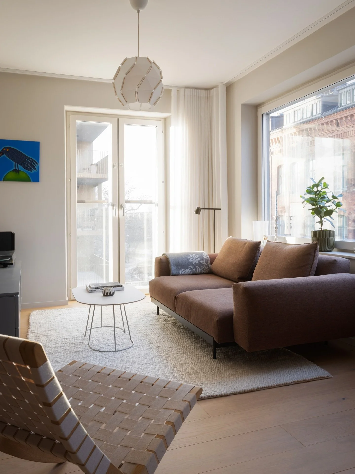 Maria Skolgata med sol p&aring; tegelv&auml;gg 🧱❤️✨
Fotograferingen &auml;r bokad p&aring; pricken r&auml;tt, f&ouml;r n&auml;r det strular ner vintersol i hemmet. Det &auml;r varmt, ombonat och modernt. Ibland f&ouml;rst&ouml;r solen det interi&oum