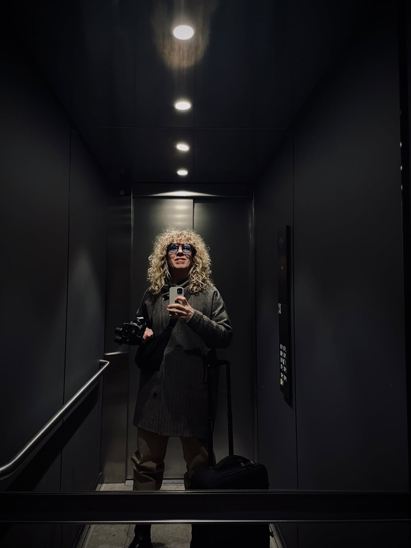 &rdquo;Fotografi &auml;r inte en t&auml;vling. Fotografi &auml;r kommunikation, k&auml;nsla och ett spr&aring;k d&auml;r ord inte r&auml;cker till.&rdquo;
✨✨✨

Jag &aring;ker mycket hiss under mina arbetsdagar, i hissen brukar jag ta en bild. En #his