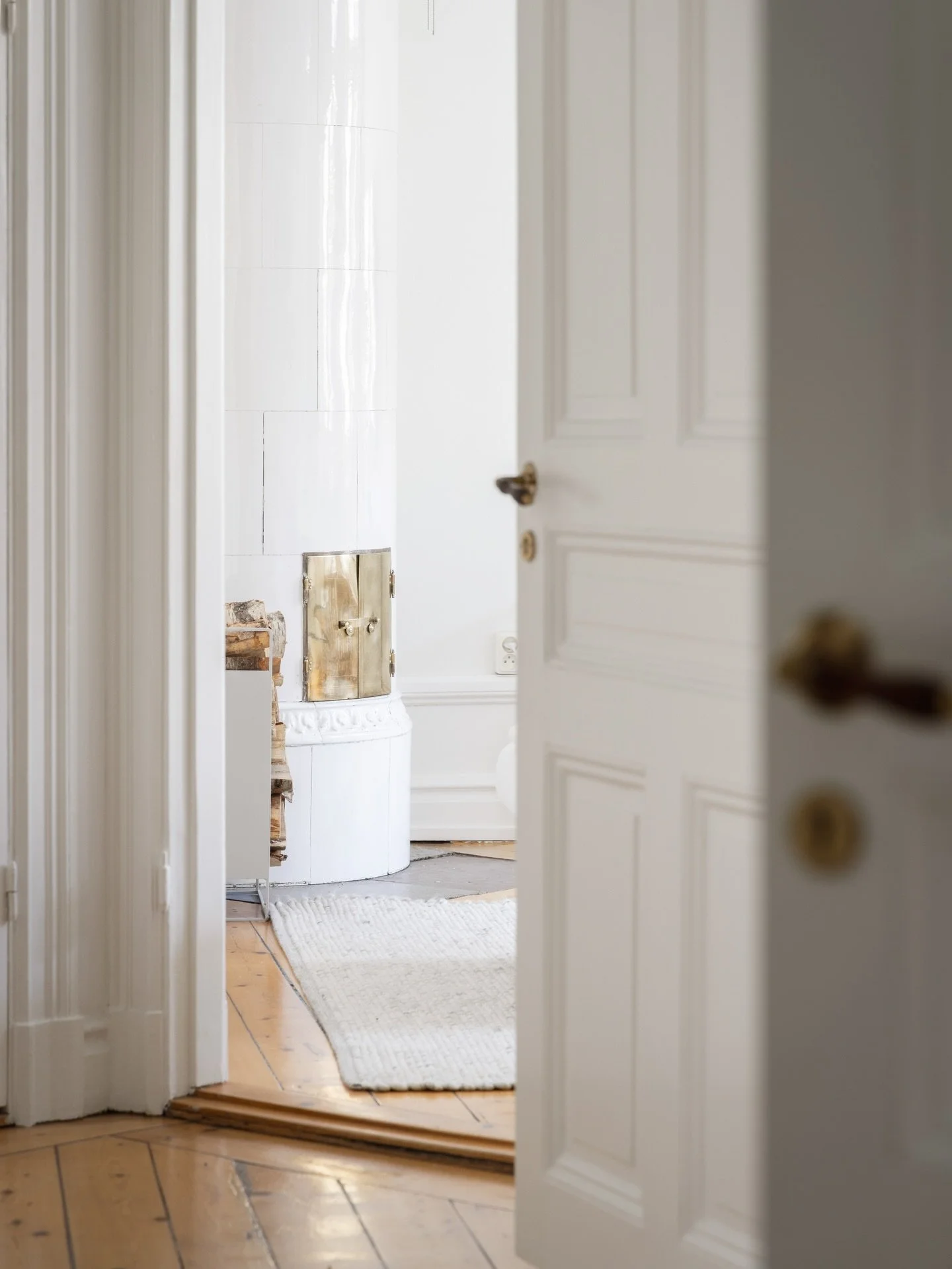 Kronan p&aring; verket 👑
Kungsholmsgatan och jag f&aring;r fotografera en fin v&auml;lbevarad l&auml;genhet i sekelskiftesstil.
F&aring;r till en vinkel fr&aring;n hallen d&auml;r d&ouml;rrar p&aring; rad leder in till kakelugnen i vardagsrummet.
De