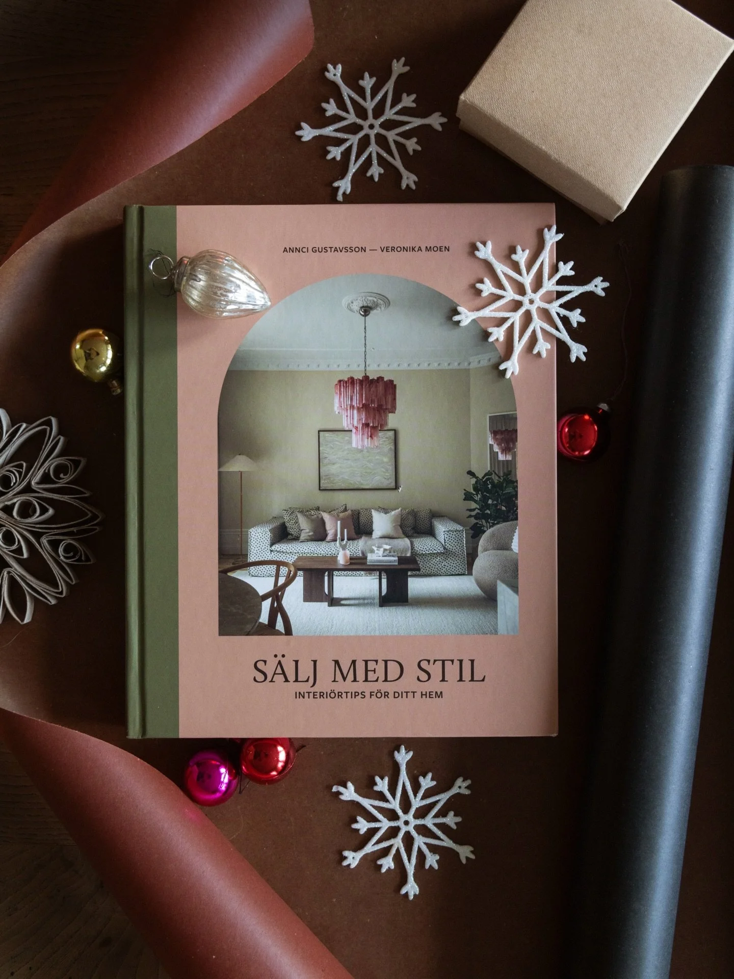 Funderar du p&aring; julklapp? 🎄🎁🤶
S&Auml;LJ MED STIL - BOKEN MED INTERI&Ouml;RA TIPS F&Ouml;R DITT HEM 🏠🤍💫
F&ouml;r dej som ska
💫 S&auml;lja din bostad
💫 Hyra ut din bostad
💫 Flytta hemifr&aring;n
💫 Beh&ouml;ver inspiration inf&ouml;r f&ou