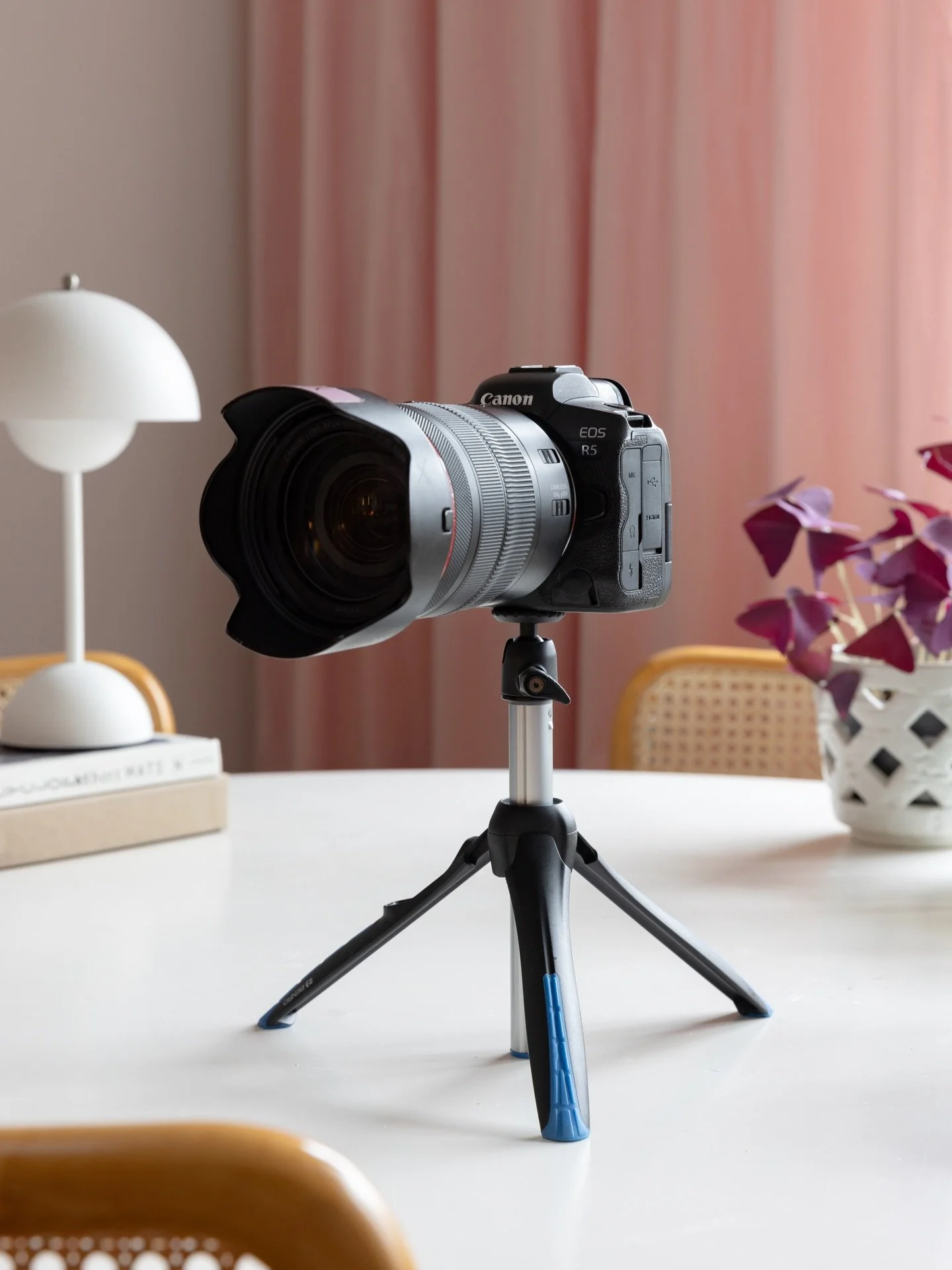 Meet The Team ✨✨✨
L&aring;t mej presentera mina kollegor och verktyg f&ouml;r mina uppdrag som fotograf. H&auml;r samsas helikopterperspektiv, spetskompetensen och energiknippet som f&aring;r allt att ske.
✨Kameran 
Canon R5, en t&aring;lig och bra k