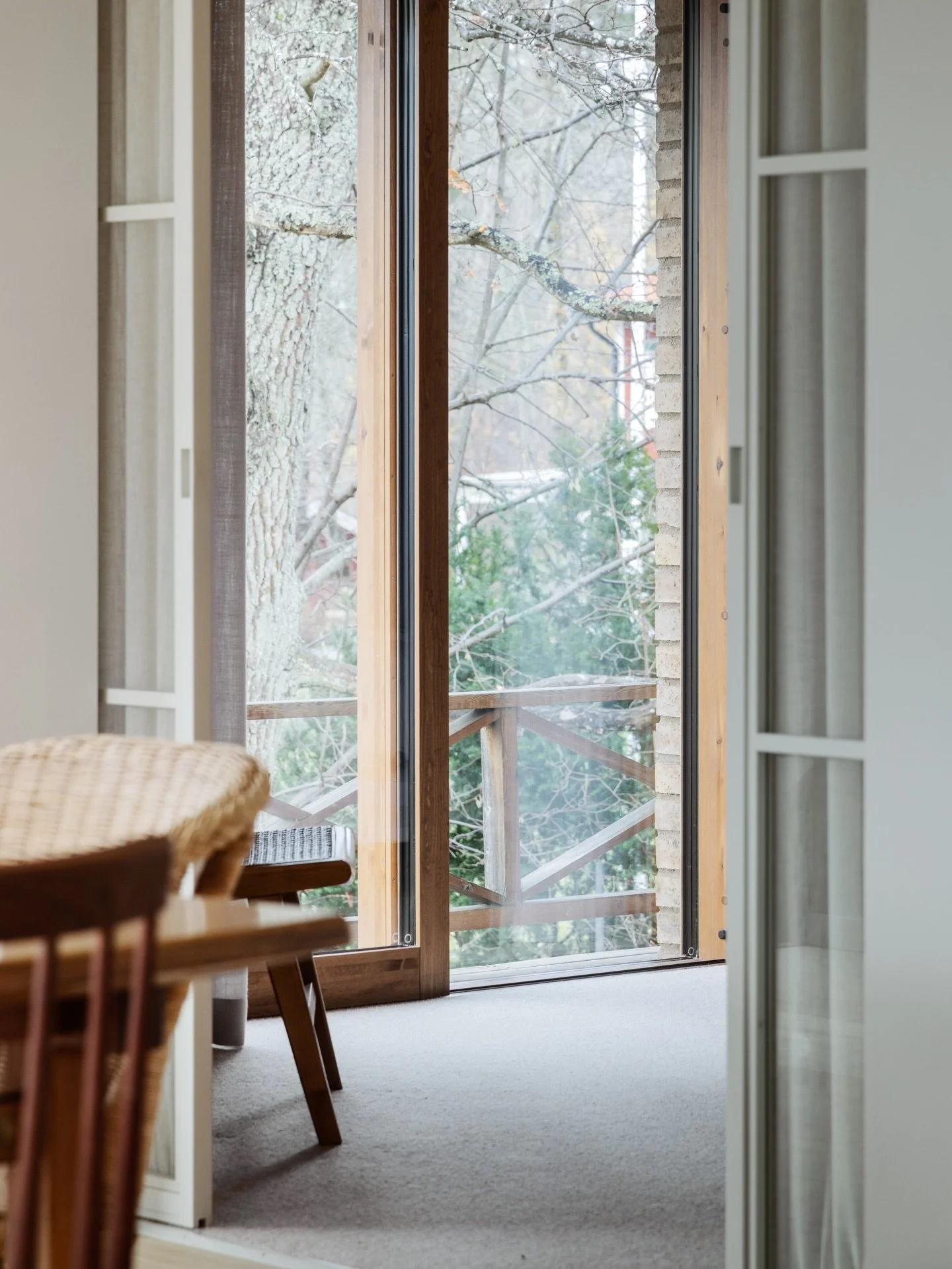 Villa M&ouml;rtn&auml;s ✨✨
Fick fotografera denna villa d&auml;r @vardagarkitekter skapat en helt ny planl&ouml;sning &aring;t &auml;garna.
Klev in och blev helt tagen av alla linjer som bj&ouml;d in blicken till att se vyer genom hela den &ouml;ppna