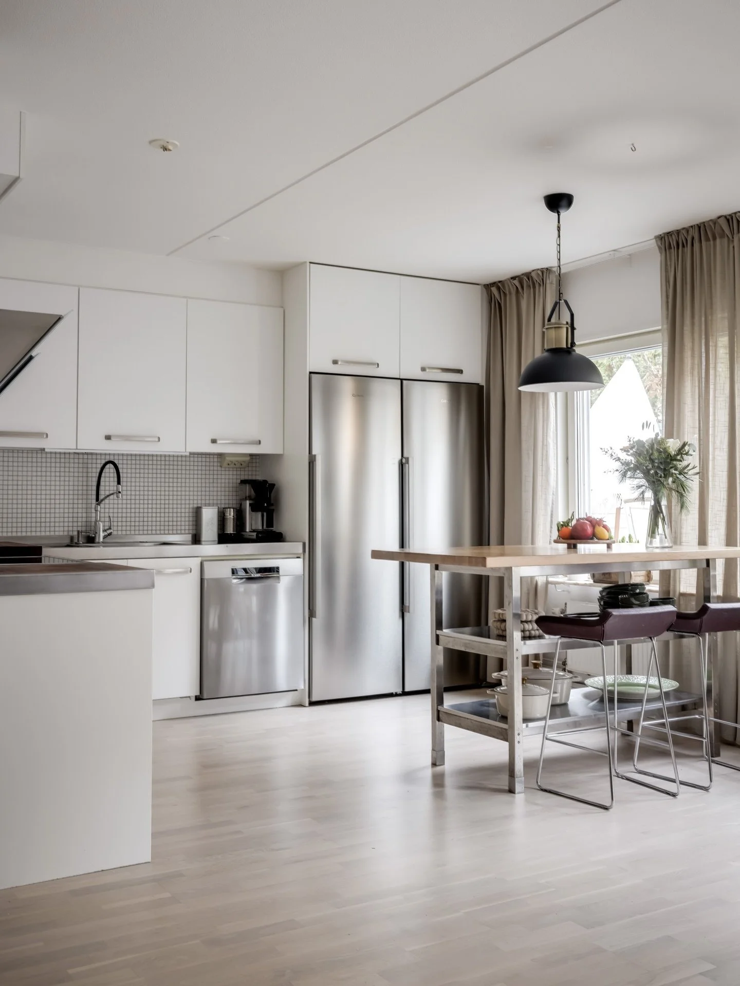 R&auml;tt person och r&auml;tt retouch 💫
Fru Kristinas Gr&auml;nd i &Auml;lvsj&ouml; &auml;r ett radhus med tre v&aring;ningar. Jag fotograferar mellanplanet f&ouml;rst, sedan den social ytan p&aring; f&ouml;rsta plan och avslutar p&aring; top-floor