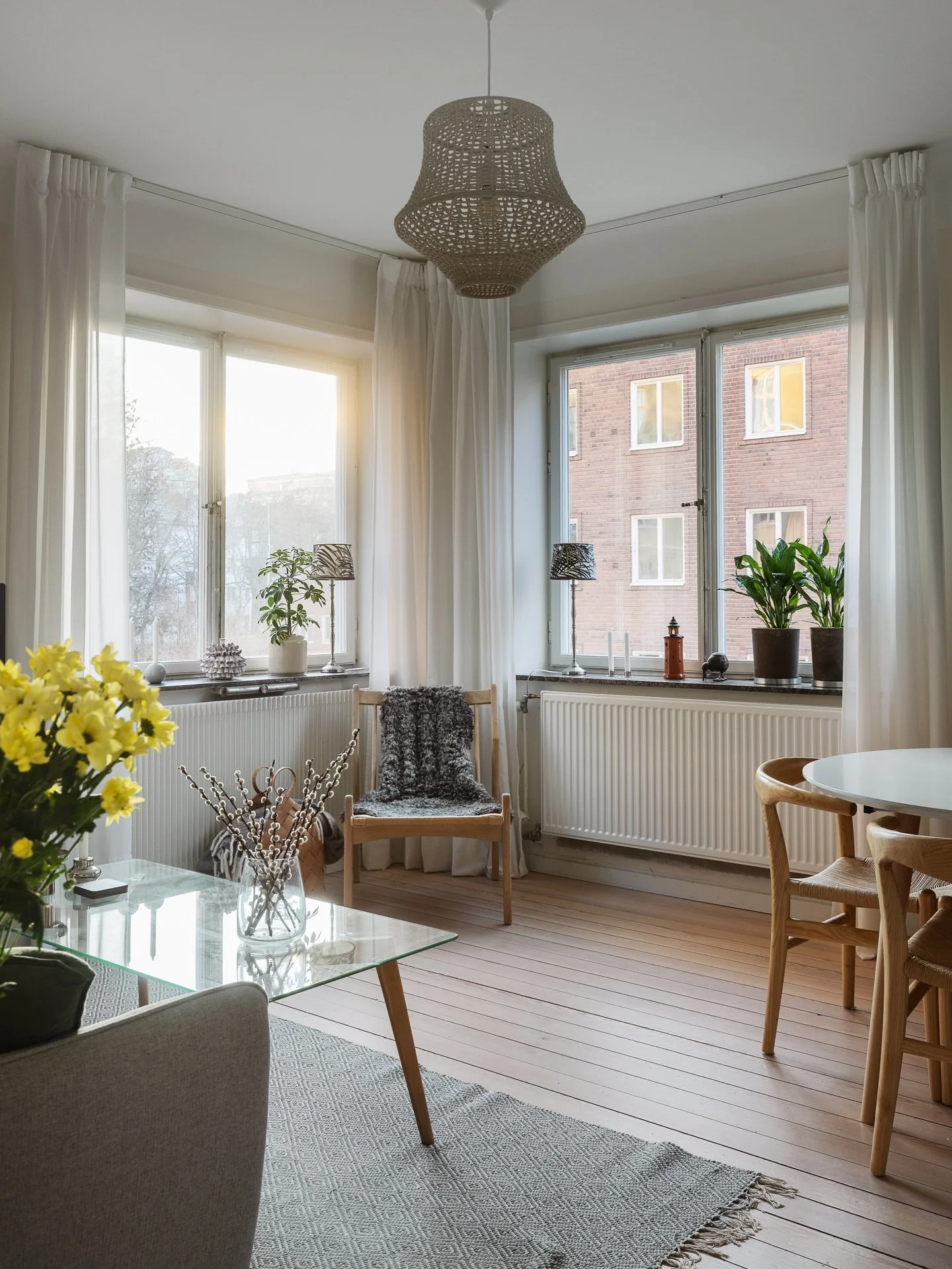 Solen ✨👏🏼
Som man beh&ouml;ver dessa ljusglimtar nu. Ser igenom bildmaterial och letar efter sol, soliga glimtar, soliga bilder av bost&auml;der. Och jag vet att man &auml;r som en s&ouml;khund n&auml;r man pl&aring;tar i bost&auml;der, doftar sej 