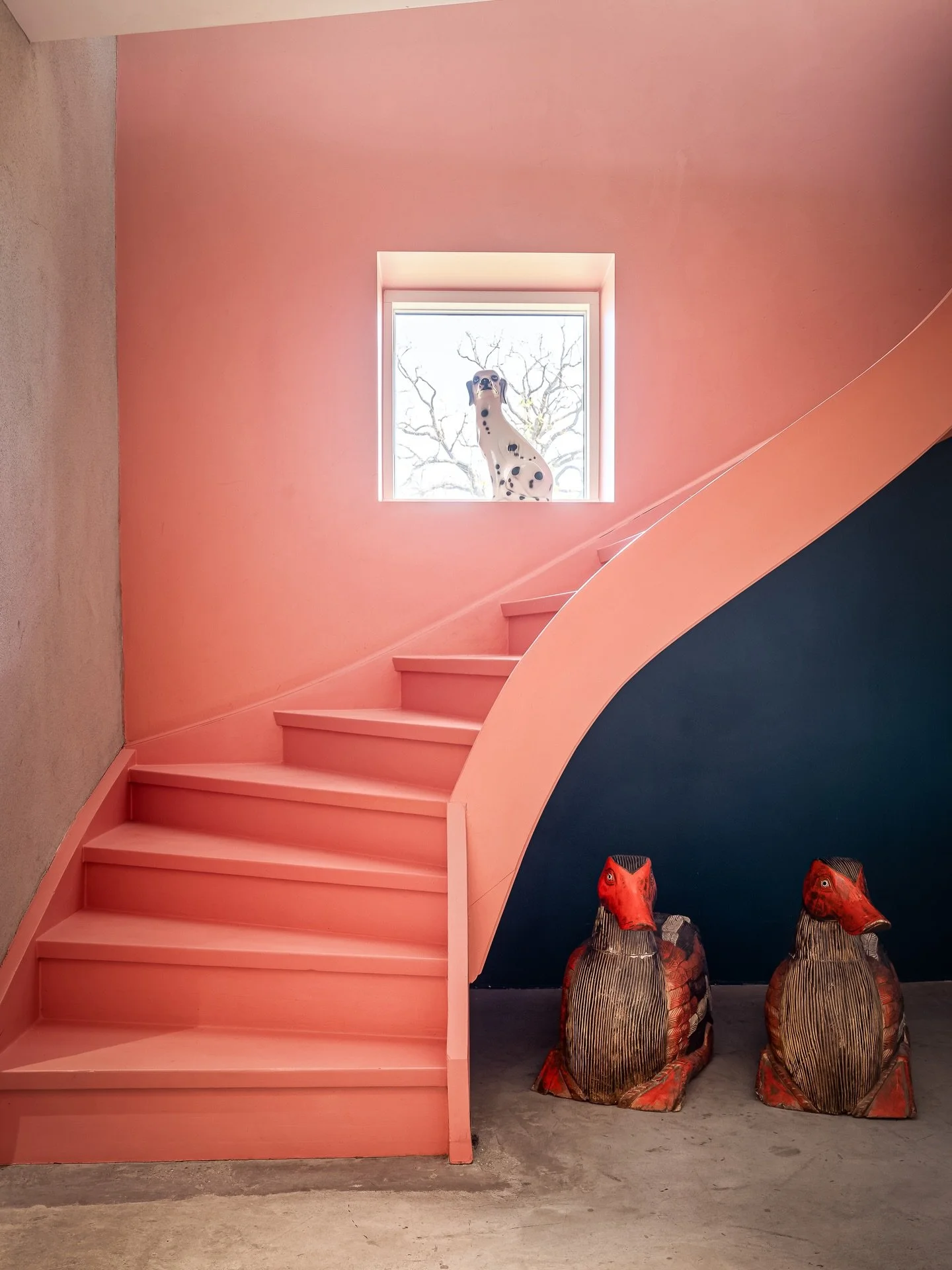 Vissa bost&auml;der jag pl&aring;tar, s&auml;tter sej som guldkorn i minnesbanken ✨✨✨
Som denna, den rosa trappan, karakteristiska uteplatsen och fantastiska v&aring;ningsplanet f&ouml;r k&ouml;k och sociala sammanhang
Stylist @mariawiig.se hade skap