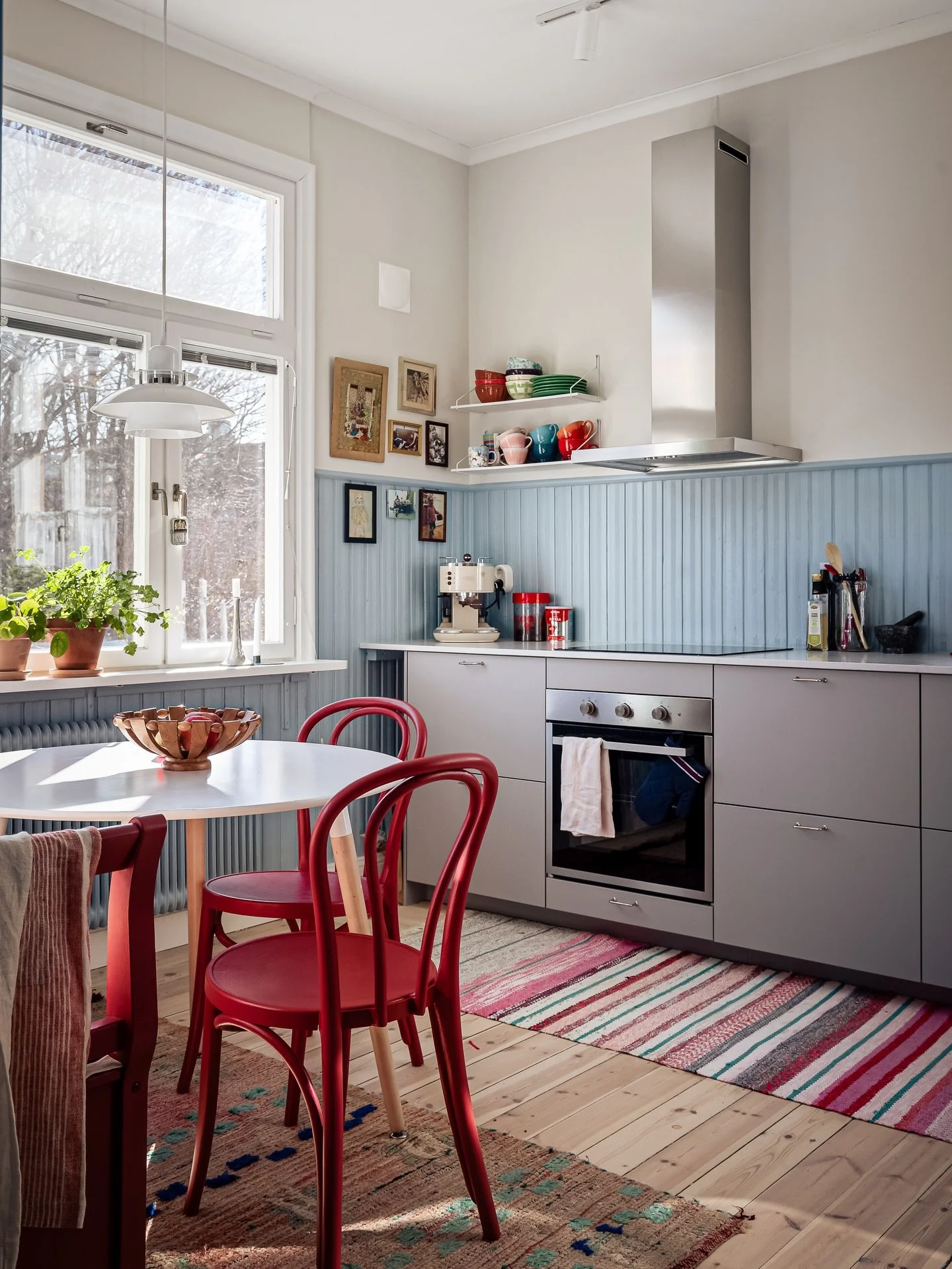 Ett av &aring;rets pl&aring;tade hem. Och det blev ett f&auml;rggladare &aring;r 2025, det m&aring;ste jag s&auml;ga. Kolla h&auml;r!
Smashing 💫💫💫
N&auml;r jag fotograferade p&aring; Stockholmsv&auml;gen s&aring; blev det mycket perspektiv d&auml;