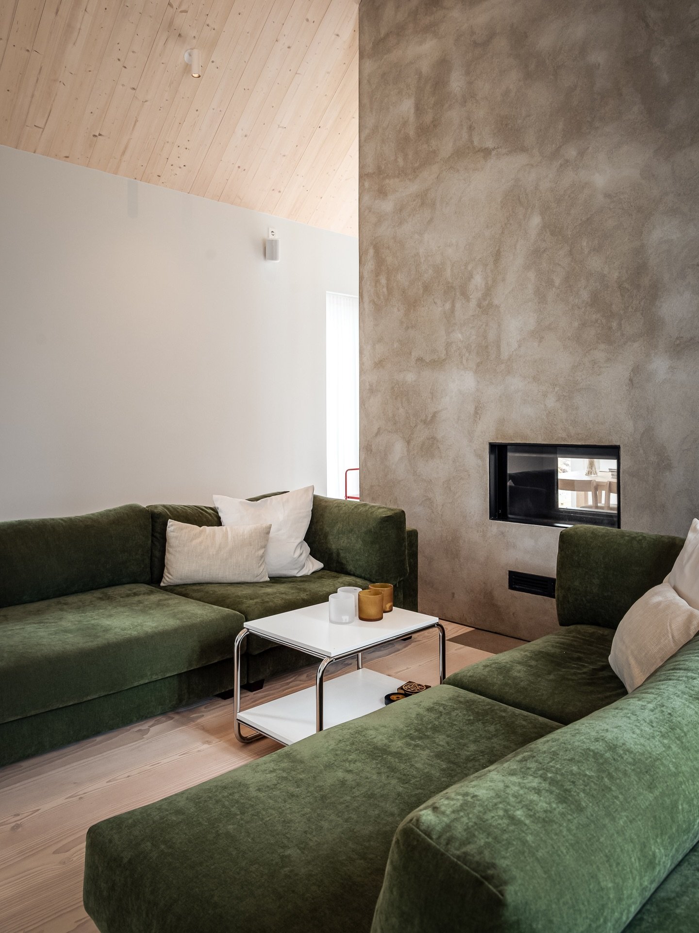 En av mina mest minnesv&auml;rda fotograferingar av hem och bost&auml;der under &aring;ret &auml;r detta.
@fjallhusbackstrom ✨✨✨

Under v&aring;r fototr&auml;ff och workshop i Vemdalen under oktober fick vi rikta kameror mot furuv&auml;ggar och arkit