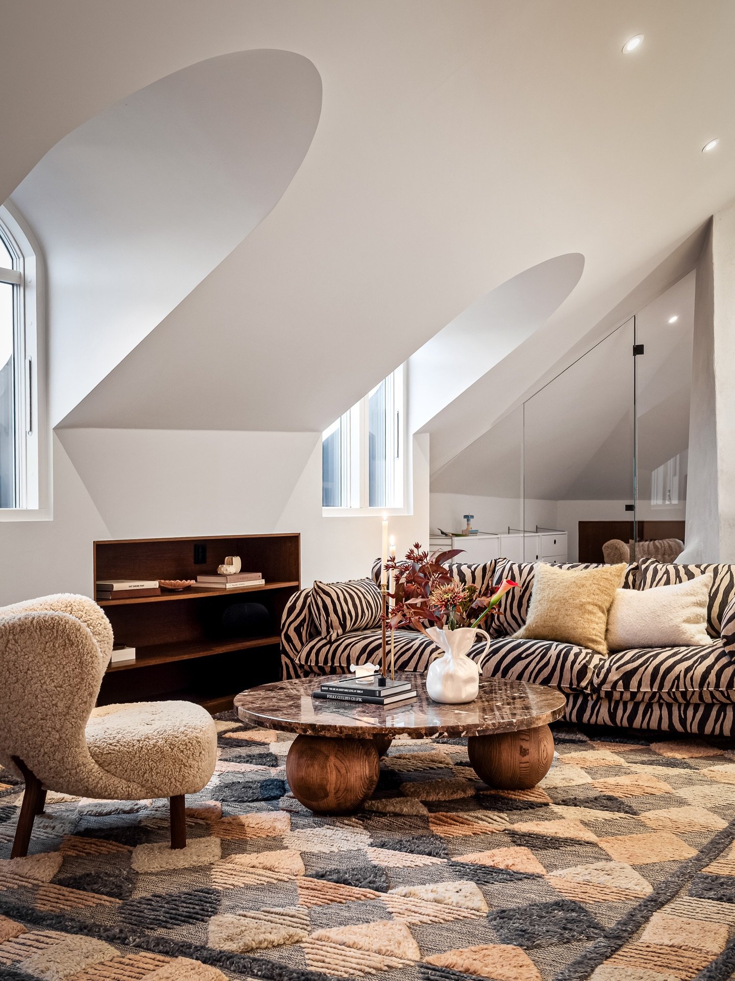 &Aring;rets minnen av fotograferingar i hem ✨✨✨
Katarina Bangata! H&ouml;gst upp! 
Taket l&aring;ngt fr&aring;n golvet och jag f&aring;r t&auml;nka lite annorlunda &auml;n jag g&ouml;r i en etta n&auml;r jag fotograferar. Men f&ouml;rutom det &auml;r