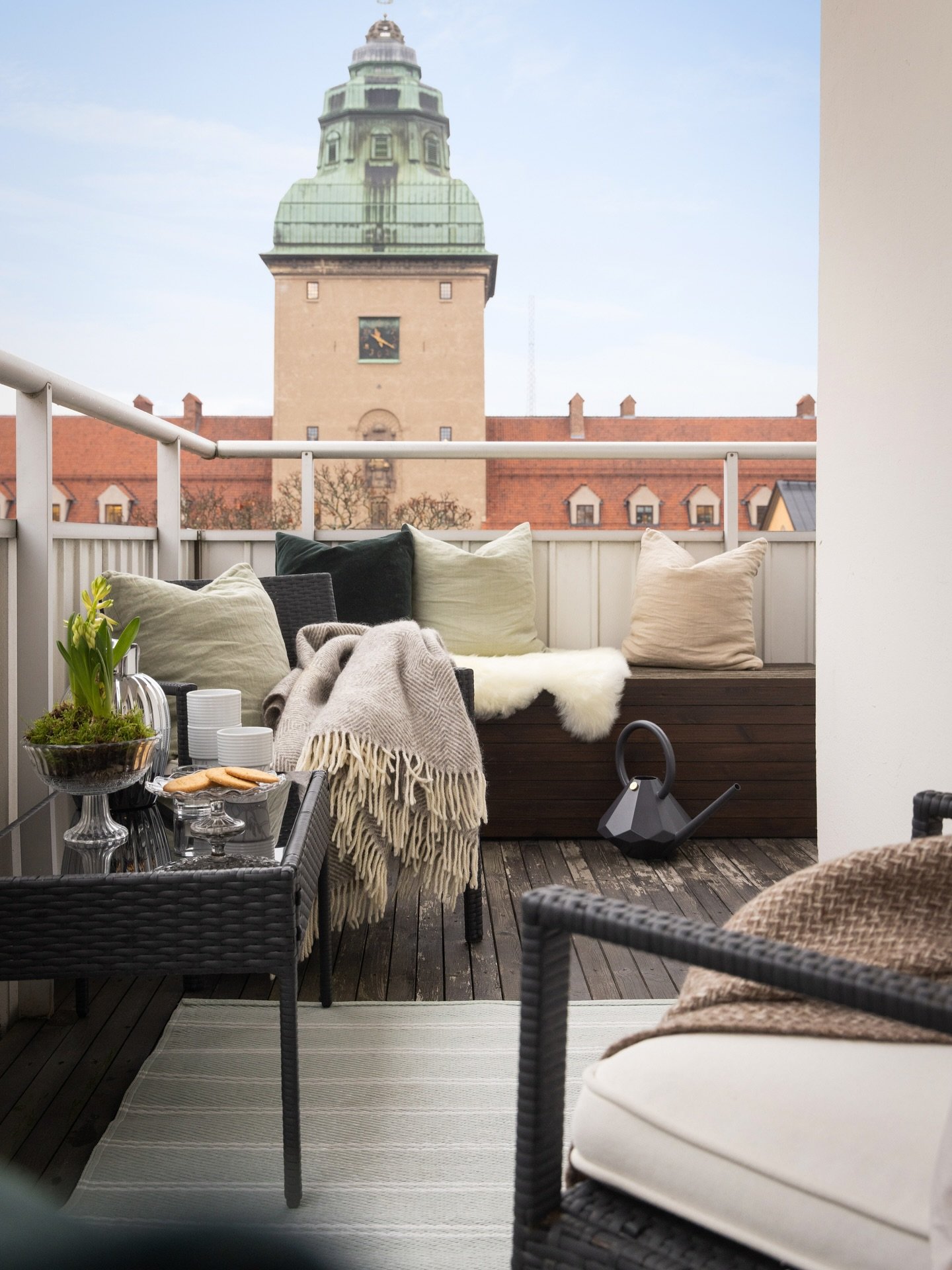 Pipersgatan ✨✨✨
I denna bostad fanns det ingen tvekan om att utsikt och torn m&aring;ste finnas med o g&ouml;ras synliga i bilder. Utsikten var kulinarisk och l&auml;get f&ouml;r att kunna se l&aring;ngt &ouml;ver tak&aring;sarna optimalt.
N&auml;r j