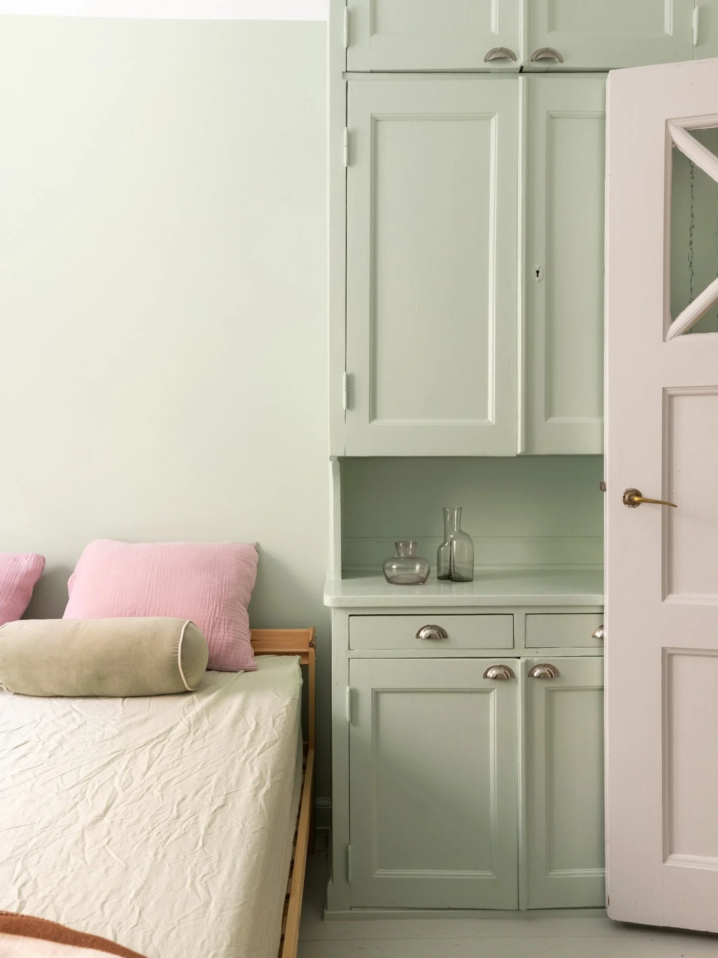 Stilstudie i ett sovrum 💚💚💚
Detta sovrum vill du inte missa 🤩
Med mod m&aring;la ett vitrinsk&aring;p i sekelskiftesstil kr&auml;ver lite rebelisk kunskap. H&auml;r &auml;r hela sovrummet inrett i pasteller gr&ouml;n, rosa och brunt. Och jag hitt