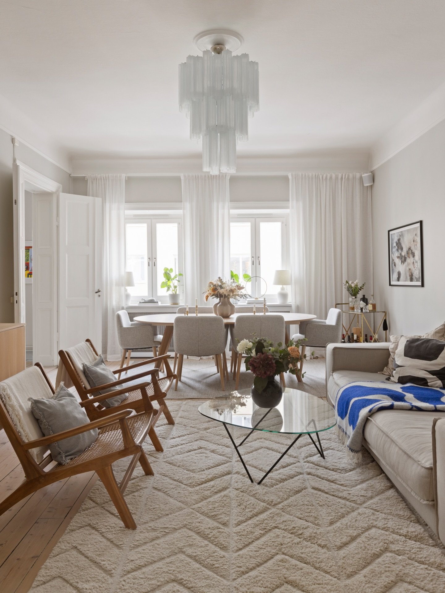 Another one at H&ouml;gbergsgatan 🤍
En magnifik vy m&ouml;ter mej d&aring; jag kliver in i den &ouml;ppna hallen h&auml;r. Jag fotograferar den sj&auml;lvklara vinkeln &ouml;ver vardagsrummet, rakt mot f&ouml;nstren. Ber s&auml;ljarna justera f&arin