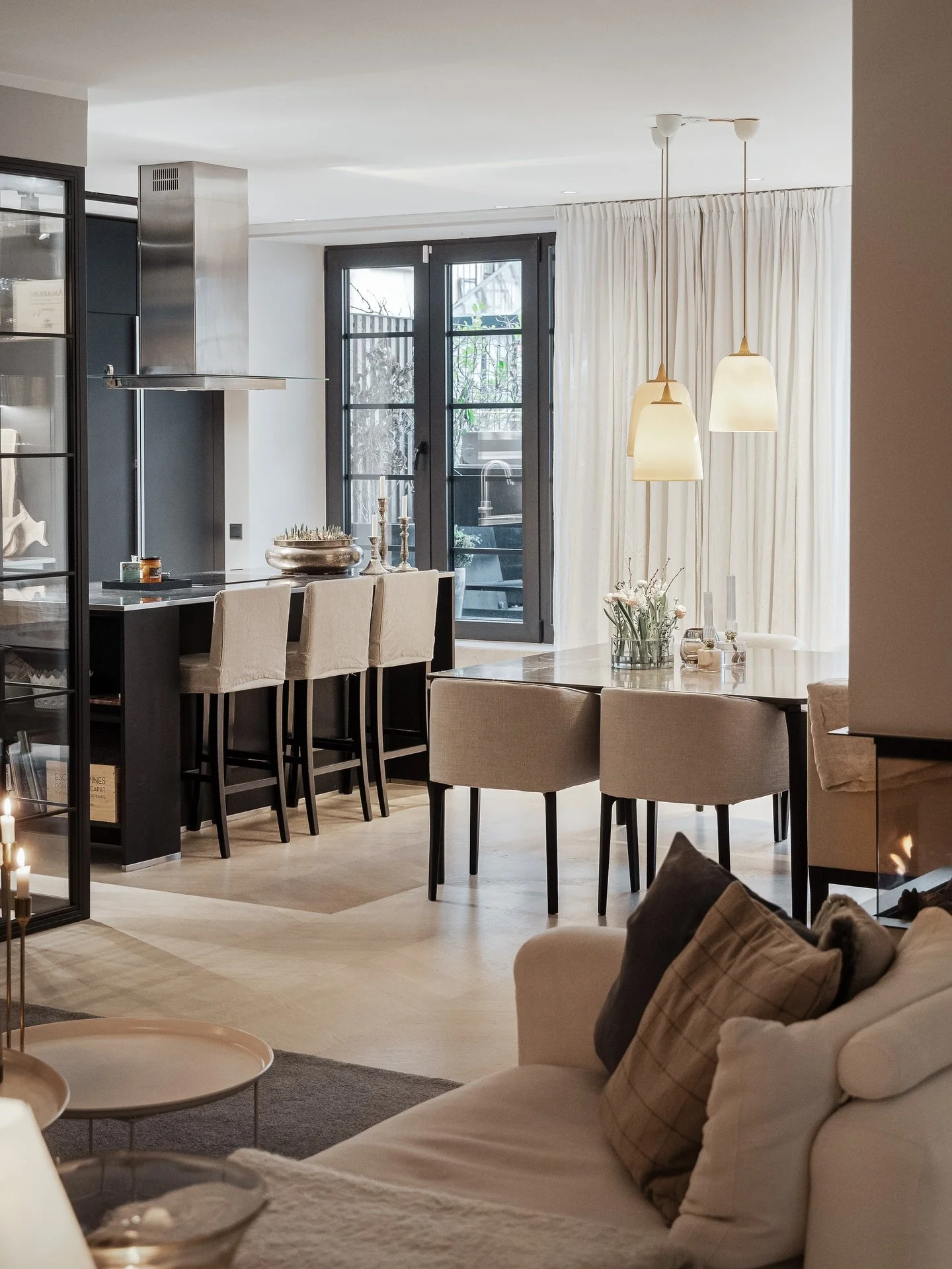 Radhus p&aring; S&ouml;dermalm???
Ja, det &auml;r precis s&aring; det k&auml;nns att komma in i detta fina hem. P&aring;kostade material, en mjuk men &auml;nd&aring; industriell storstadsk&auml;nsla och v&aring;rblommor som blir pricken &ouml;ver i:e