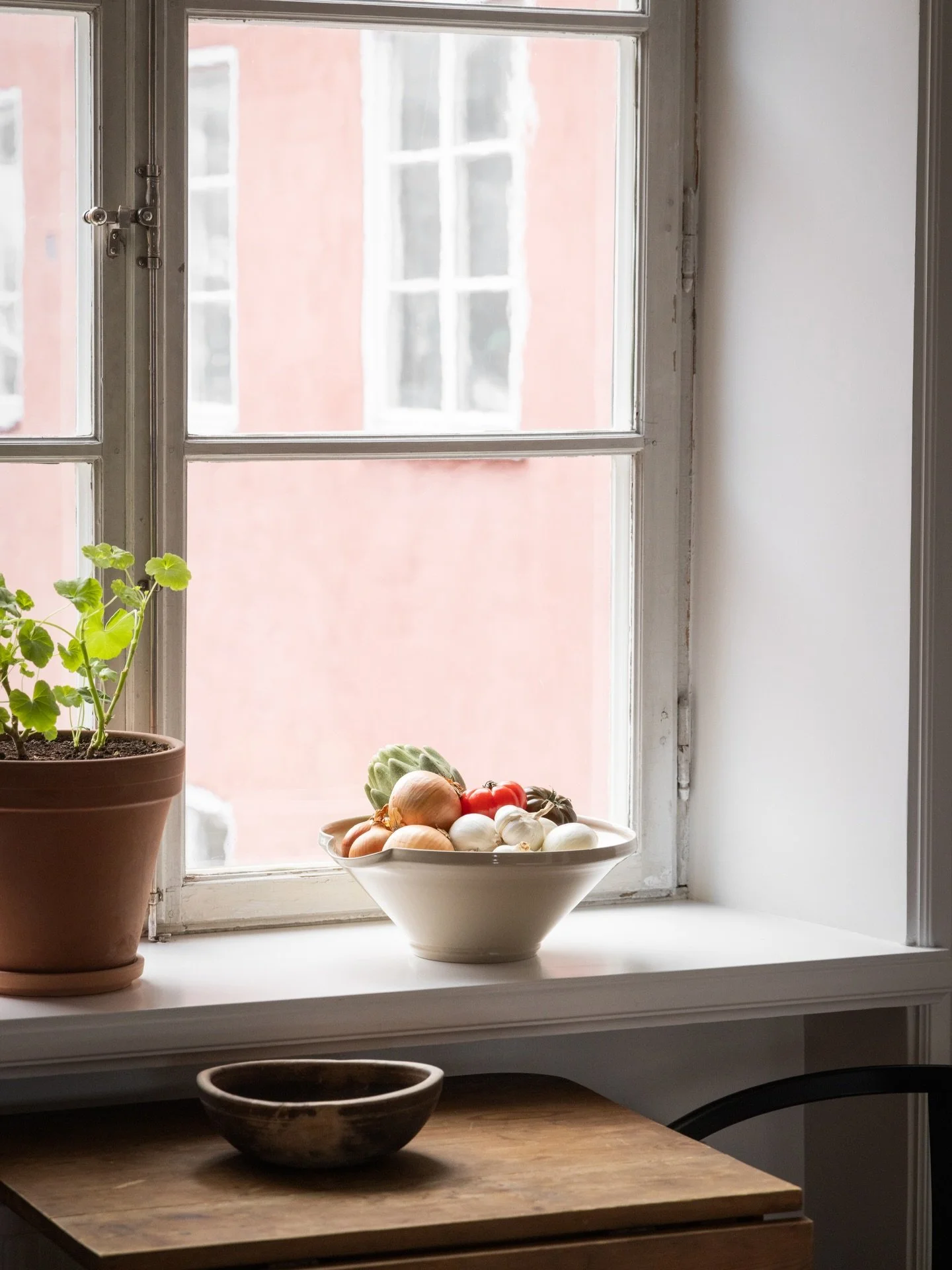 P&aring; den franska landsbygden? N&auml;h&auml;ej ☺️
Heleneborgsgatan p&aring; S&ouml;dermalm 🤩
Jag f&aring;r vibbar av landsbygden d&auml;remot, n&auml;r jag fotograferar f&ouml;nster mot rosa fasad och ett fat fyllt av gr&ouml;nsaker f&ouml;r mat