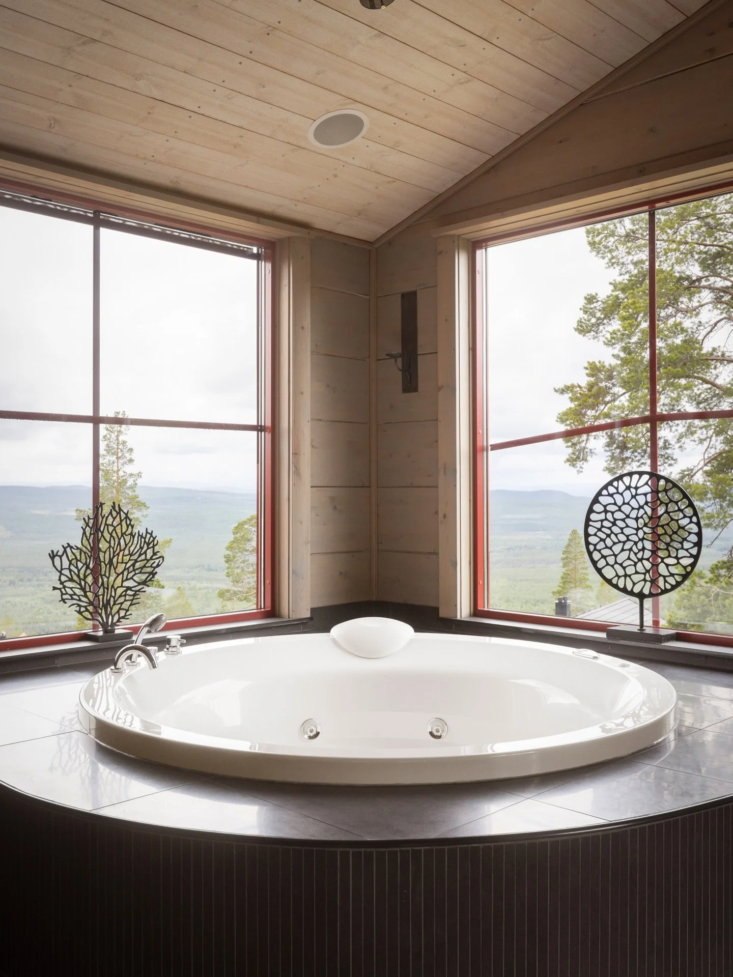 Fj&auml;llet v&auml;ntar p&aring; dej 🤍🩵

❄️ Villa Karlberg &ndash; Fj&auml;llk&auml;nsla, fest och avkoppling med utsikt &ouml;ver Sonfj&auml;llet

Villa Karlberg bjuder in till en perfekt kombination av skid&aring;kning, avkoppling och fj&auml;ll