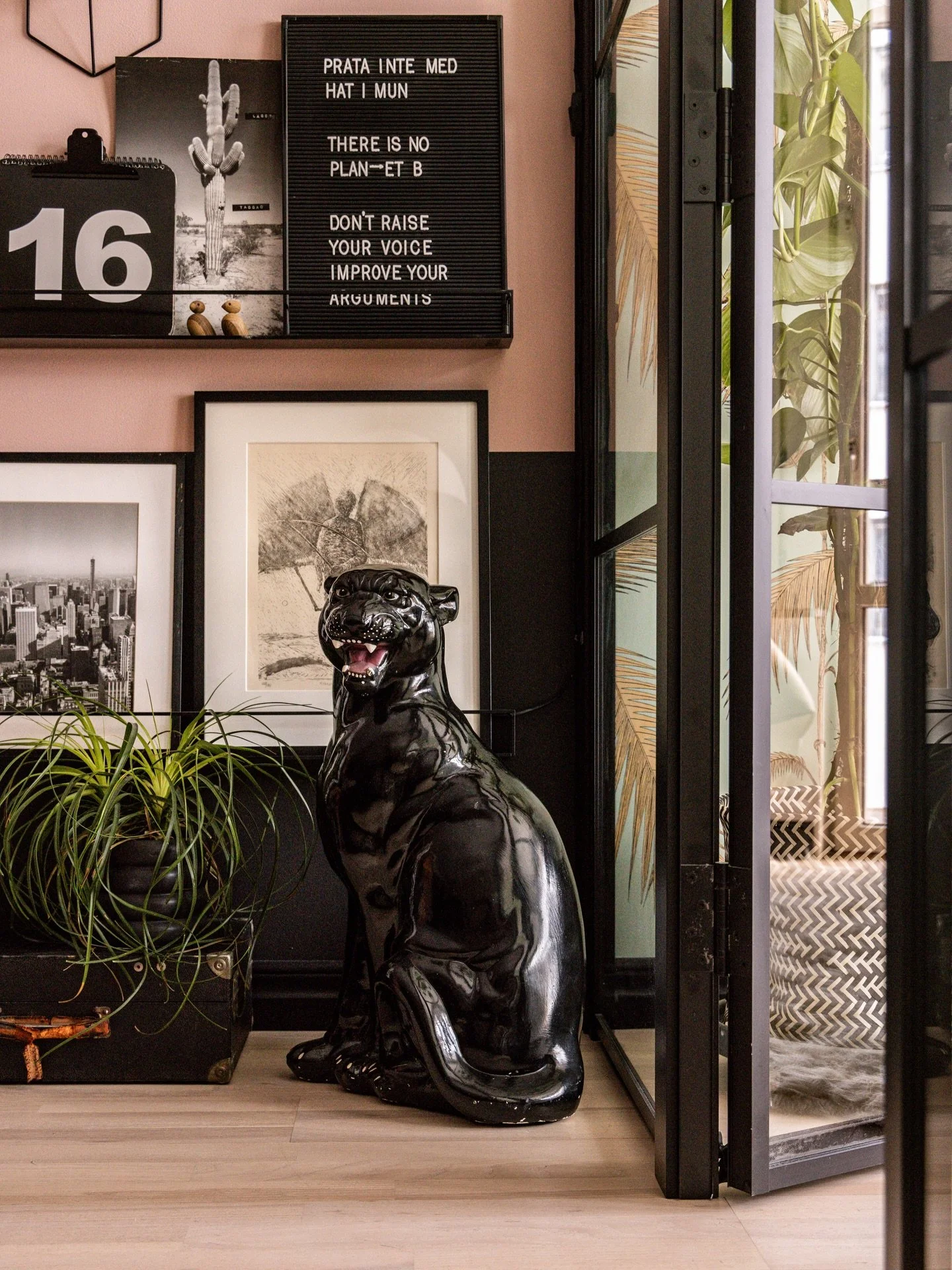 Prata inte med hat i munnen 😃✨
Ett bra citat fr&aring;n denna f&auml;rg-konfetti-bostad 🩷❤️💜
Jag m&ouml;ter s&auml;ljaren och hon guidar mej igenom l&auml;genheten, visar vad som kan sl&auml;ckas och t&auml;ndas. Sen best&auml;mmer vi att balkonge