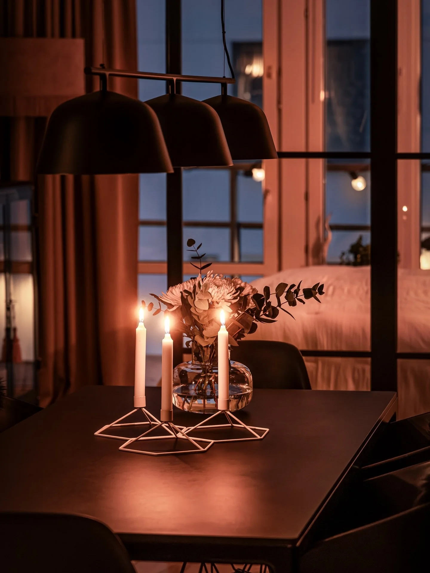 Strax efter kl 16 pl&aring;tar jag denna skymning p&aring; Liljeholmstorget 🤍🩵💛
Det &auml;r f&ouml;rst och fr&auml;mst alltid balkong och uteplats som jag fokuserar p&aring; vid dessa fotograferingar. Och som h&auml;r, n&aring;gon bild som visar p