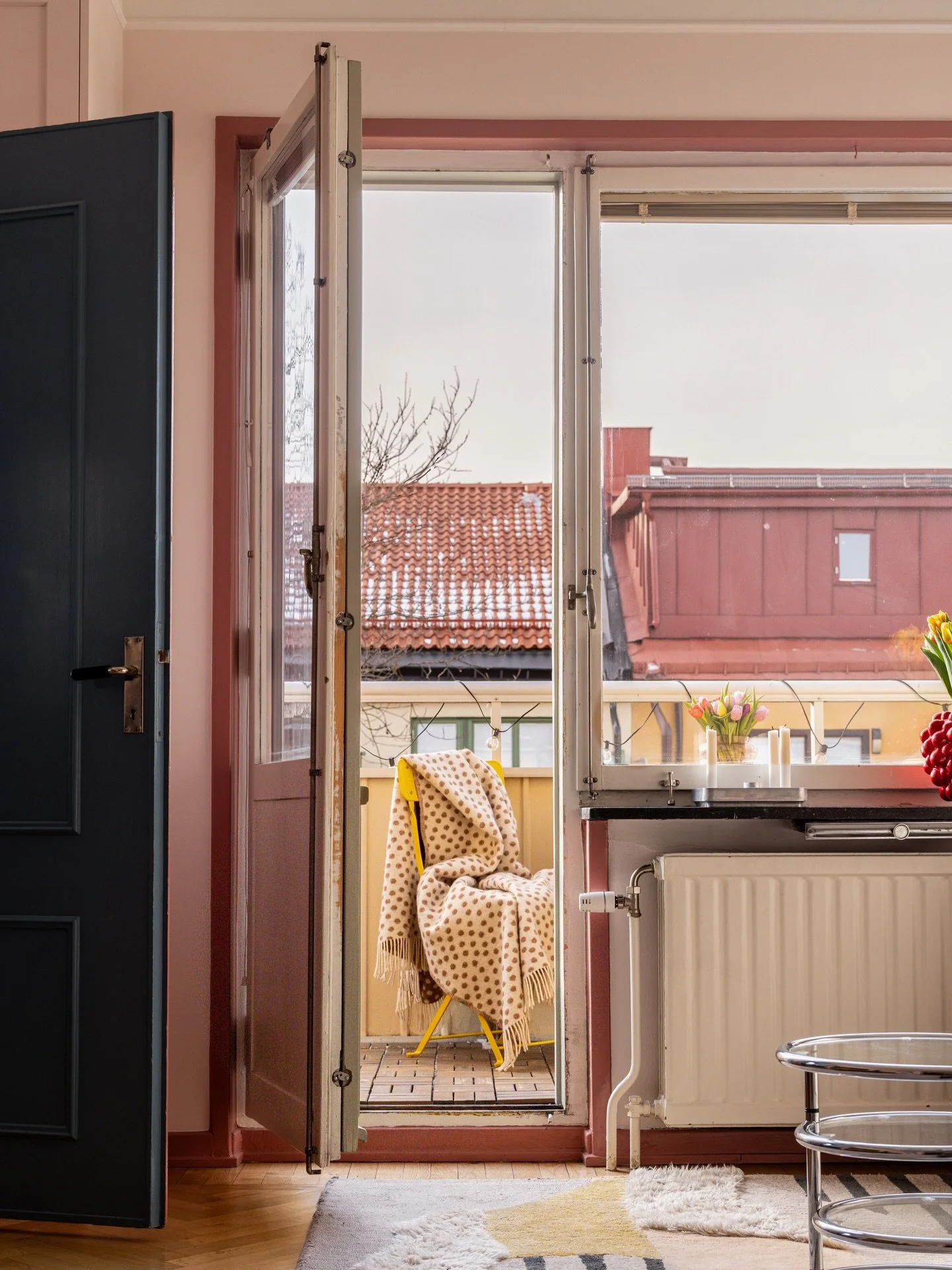 V&aring;rk&auml;nslor p&aring; Slipgatan ✨🪩💛
Jag fotograferar lister&hellip;hade lister och d&ouml;rrfoder varit vita hade jag nog aldrig valt dessa vinklar h&auml;r. Men nu &auml;r v&auml;ggar, d&ouml;rrfoder, lister och ytor m&aring;lade. Olika k