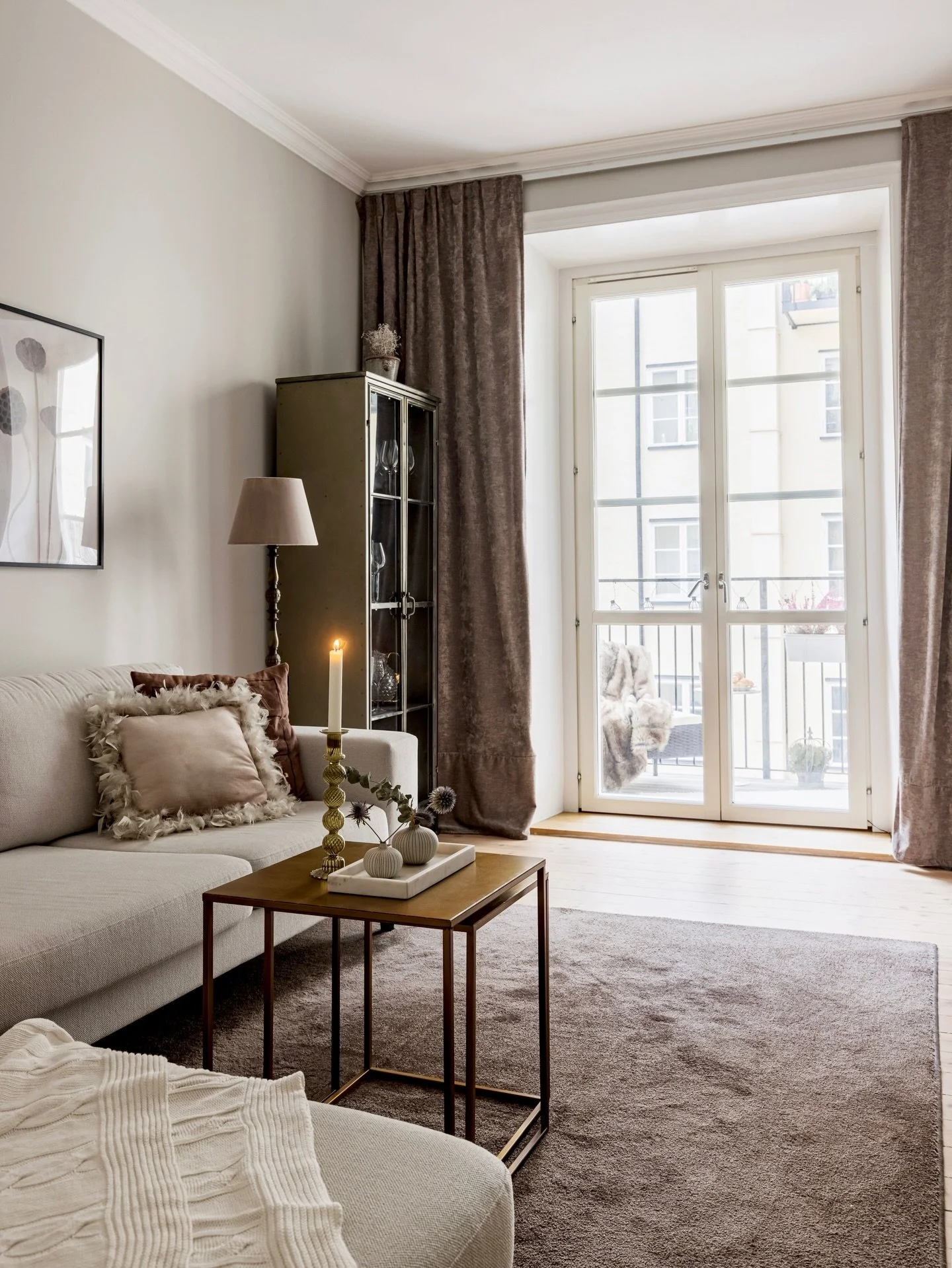 N&auml;r jag pl&aring;tar N&auml;rkegatan ✨✨✨
Kliver in hos kund och g&aring;r igenom hemmet. Kunden har n&aring;gra sista fr&aring;gor innan allt sitter klockrent.

🪩Ska den lite lugnare tavlan bytas ut mot den karakt&auml;ristiska tavlan? Beh&arin