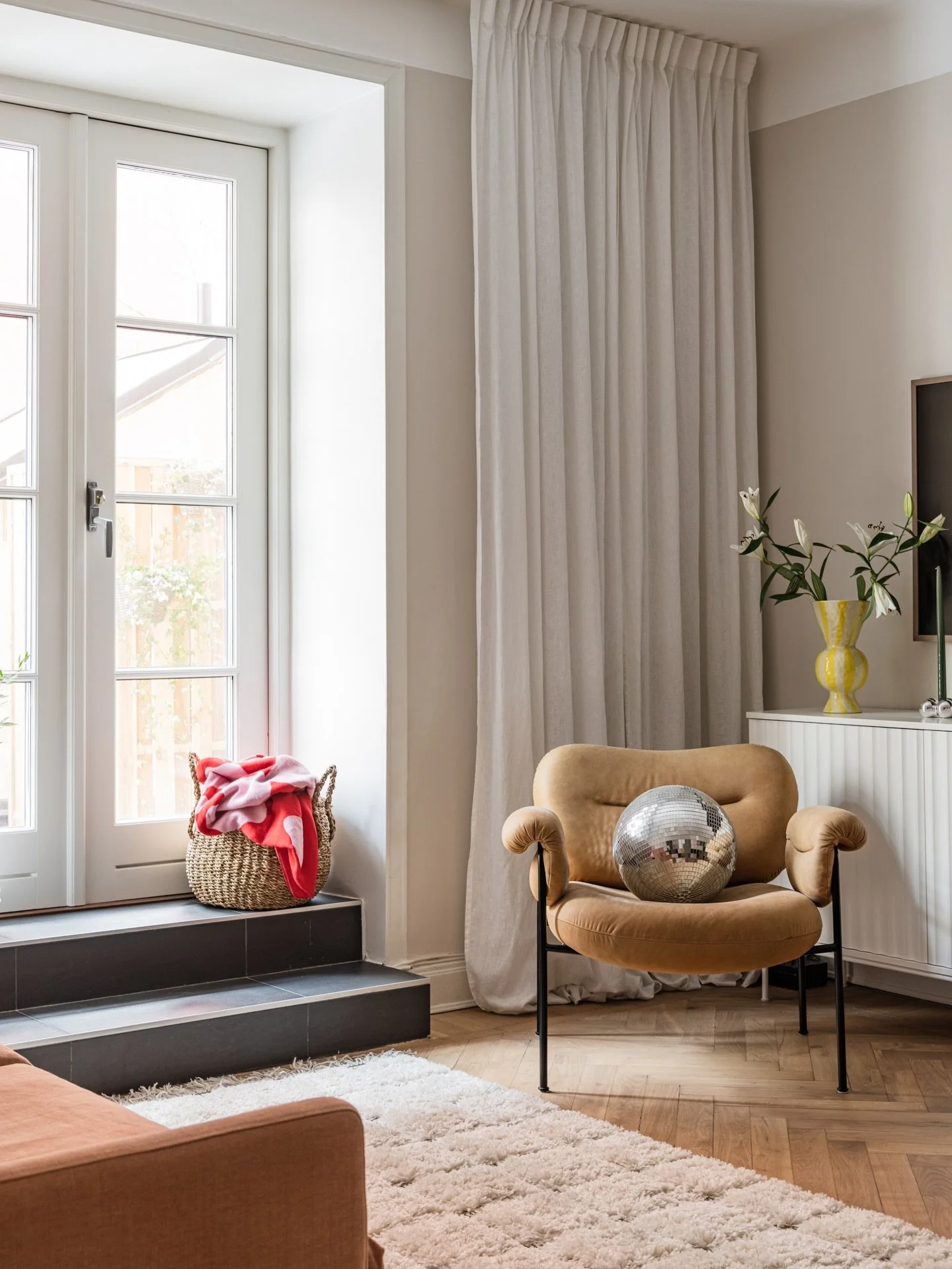 Disco Disco 🪩💃🏼🪩💃🏼
H&auml;r p&aring; G&ouml;tgatan fotograferade jag en l&auml;genhet som &auml;r lika stor som uteplatsen utanf&ouml;r. N&auml;stan, inte riktigt, men det skiljer kanske endast 10kvm. 
I l&auml;genheten &auml;r det sovrum, badr