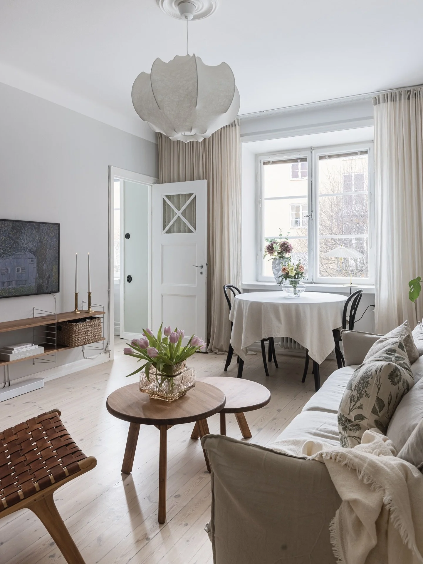 Tur, tajming och talang.
Vid fotografering h&auml;r p&aring; Creutzgatan s&aring; f&ouml;ll allt in.
Kunden n&auml;mner att &rdquo;vi har ju sol in h&auml;r och idag &auml;r det ganska gr&aring;tt&rdquo;. Jag n&auml;mner att som fotograf gillar jag l