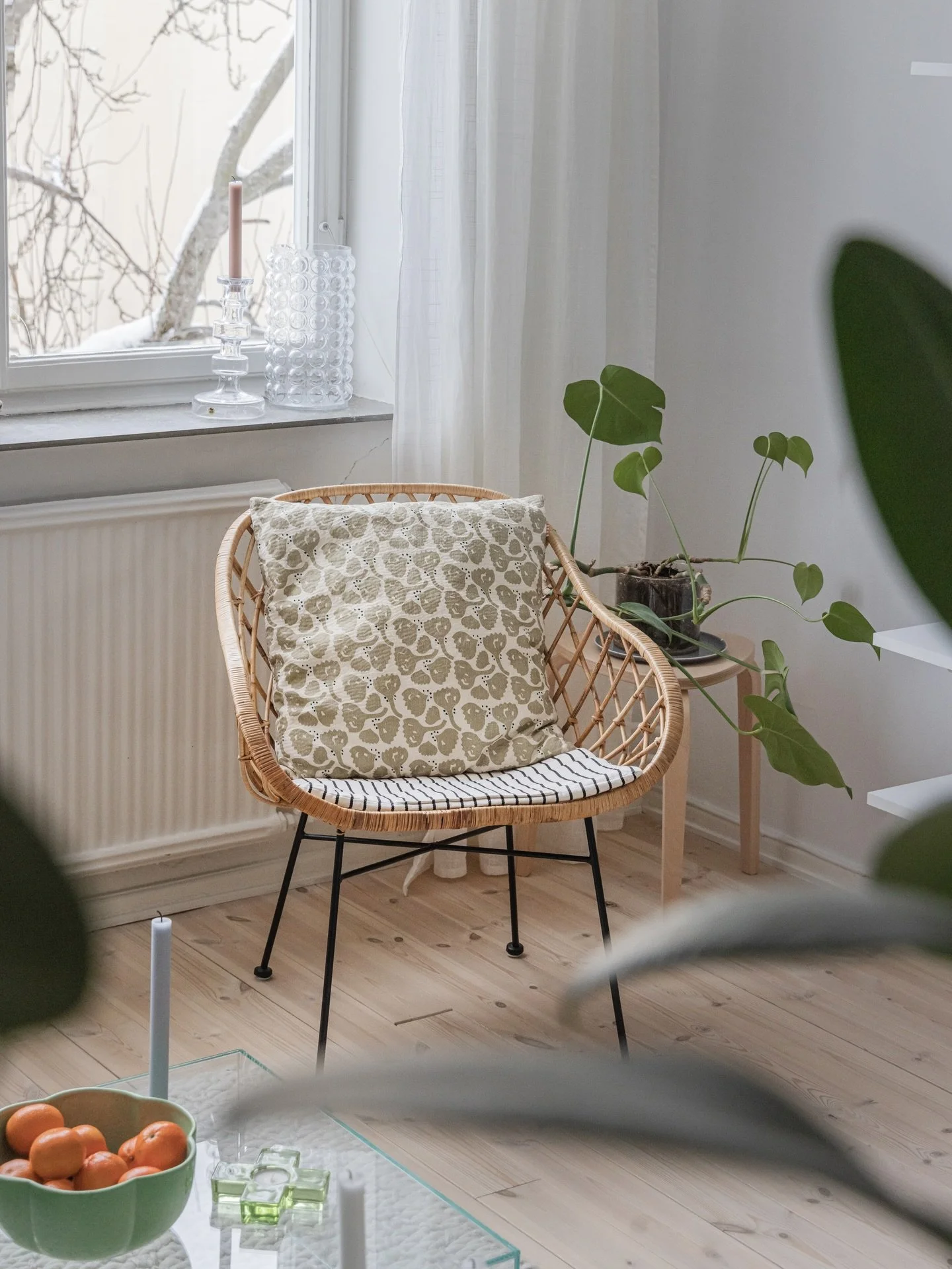 Sparfvenfeldtsgatan 🪩🪩
N&auml;r jag fotograferar h&auml;r s&aring; st&aring;r s&auml;ljaren precis redo att s&auml;tta tulpanerna i vas. Jag n&auml;mner att det kan vara fint med lite gr&ouml;nt och v&auml;xter i badrummet. En tulpan s&auml;tts i l