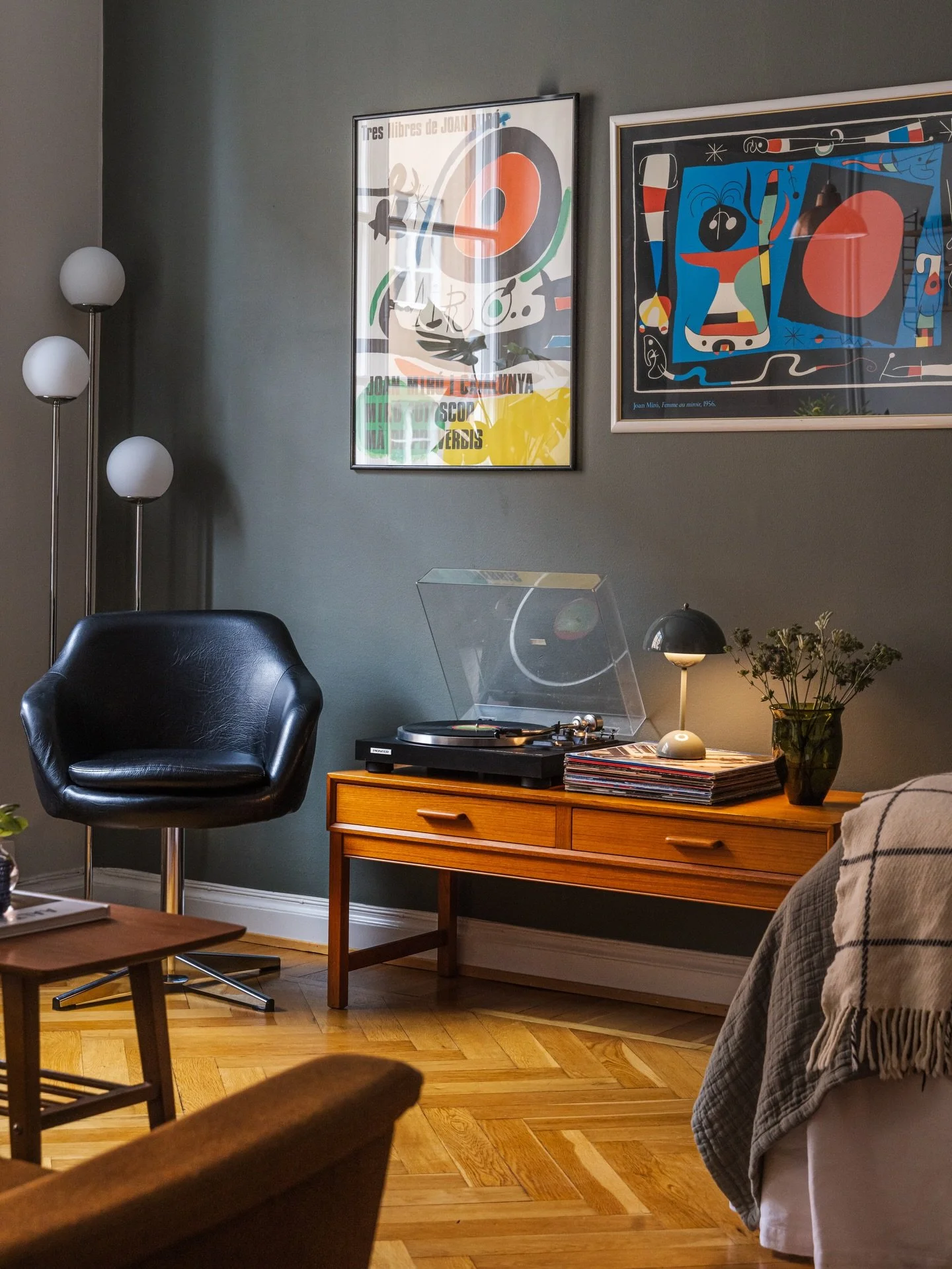 Mustig musikh&ouml;rna p&aring; Tobaksspinnargatan ✨😊
Jag sl&auml;pps in av s&auml;ljaren och f&aring;r en guidning i hemmet. Sen g&aring;r s&auml;ljaren ut p&aring; en fika och jag jobbar mej genom hemmet och f&aring;ngar de. Onklar jag tycker beh&